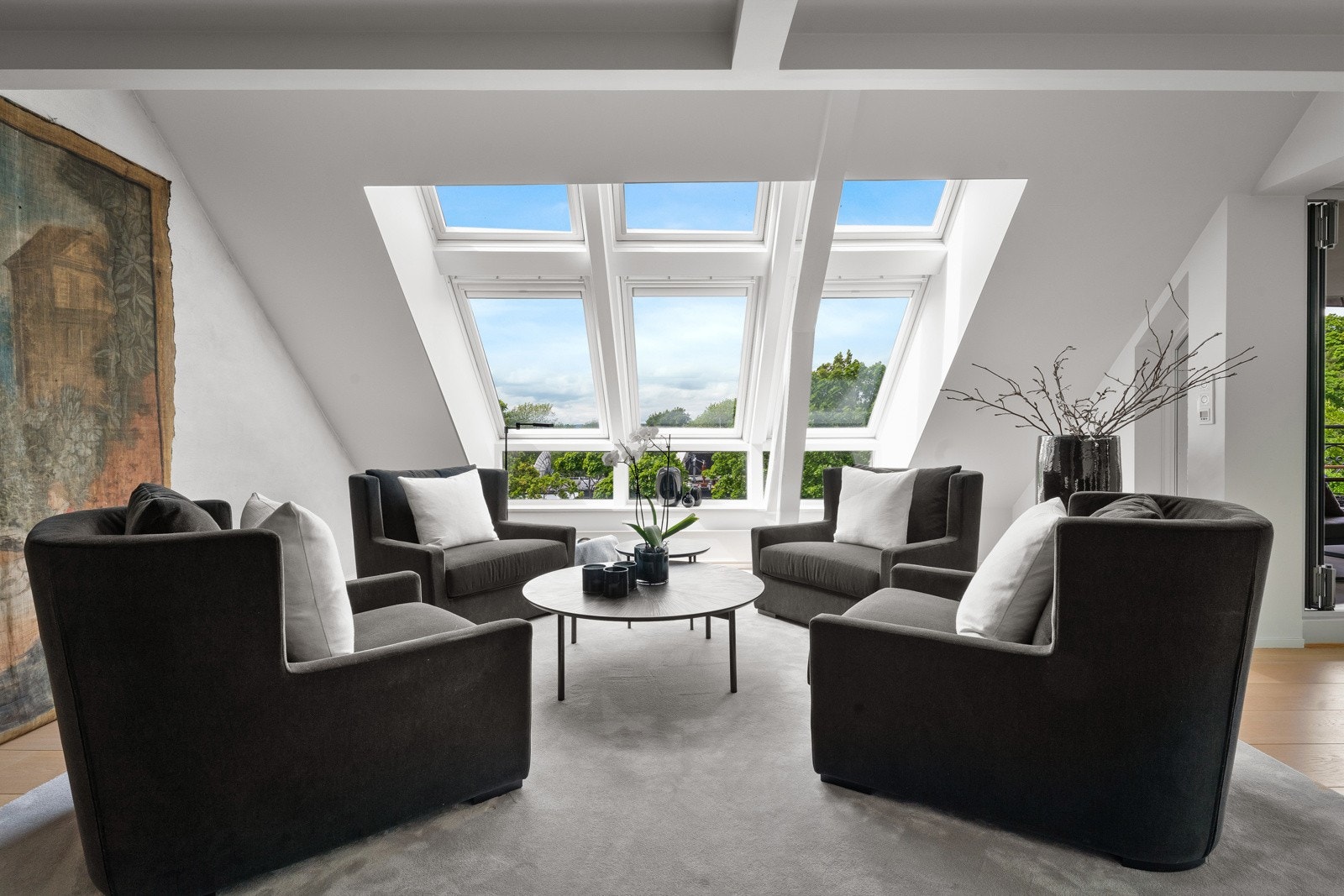 Boligen har integrert solskjerming i takvinduer. Galleribilde