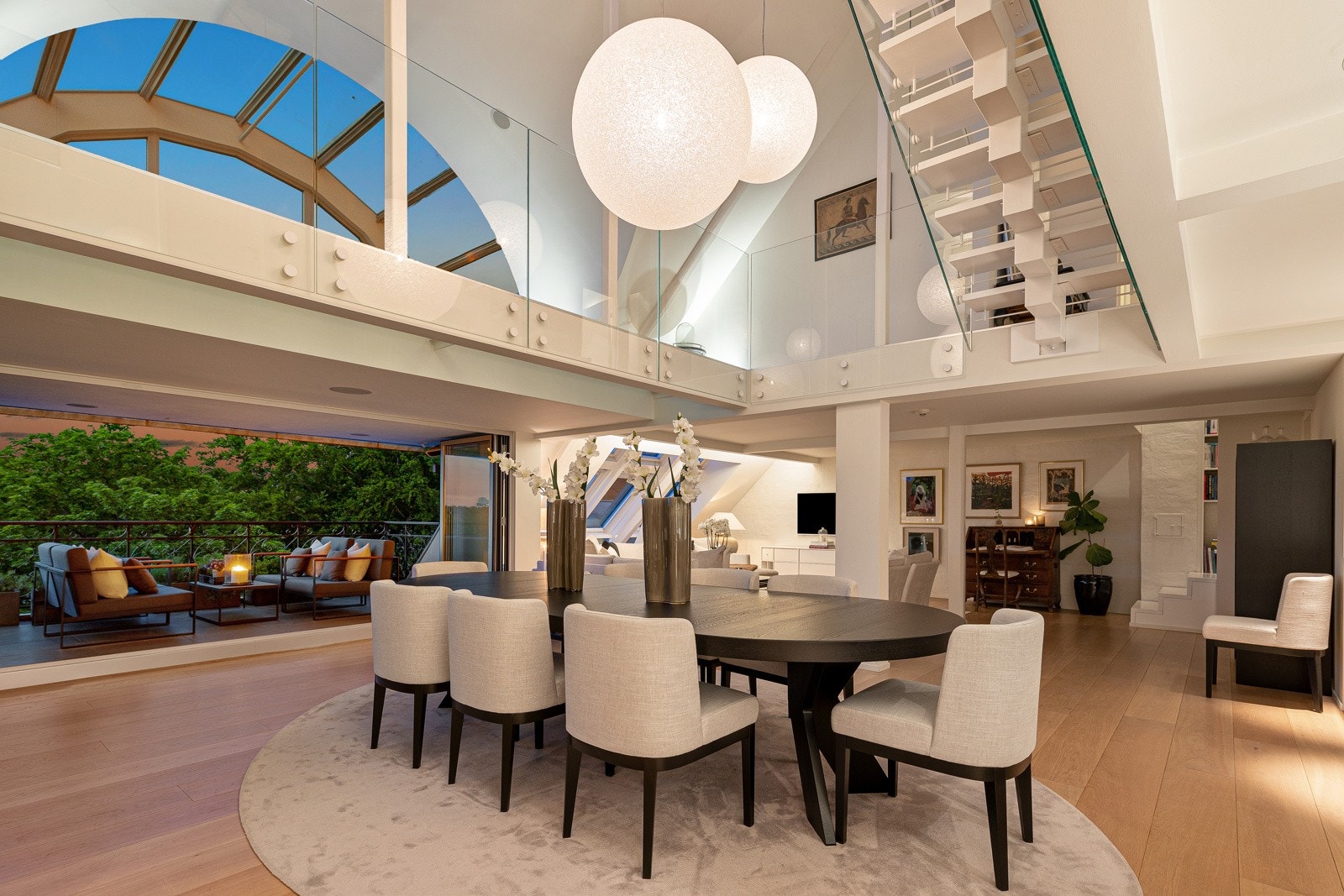 Utgang til stor terrasse på 16 kvm med glassdører fra Schüco som kan trekkes helt til siden. Galleribilde