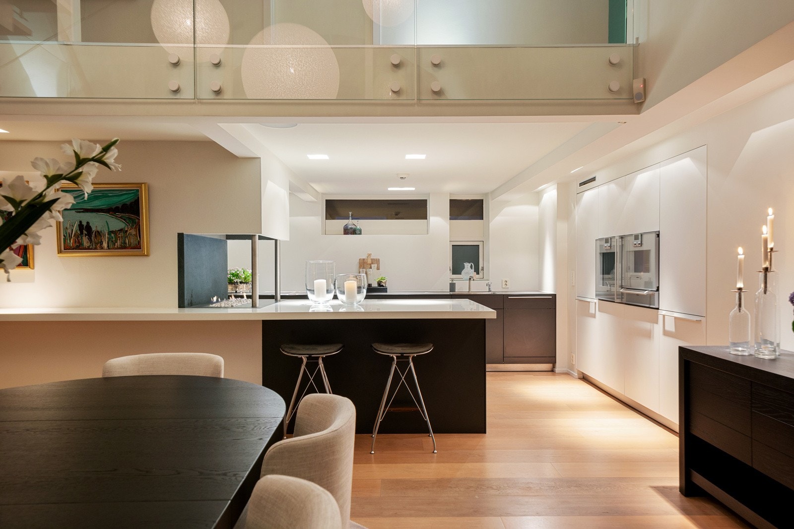 Kjøkkenet fra Bulthaup er velutstyrt med hvitevarer fra bla. Gaggenau. Galleribilde