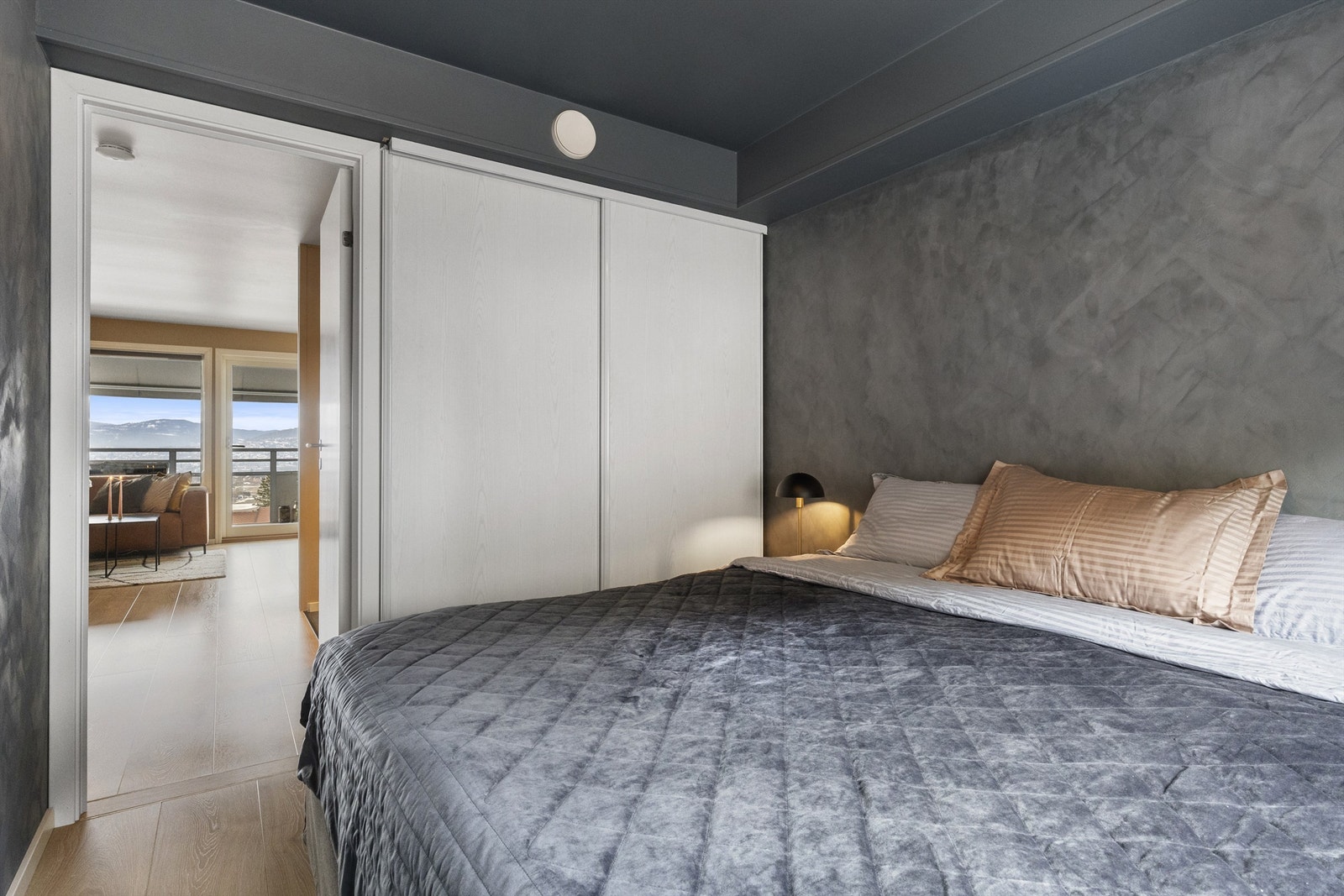 Soverom med innebygget skyvedørsgarderobe Galleribilde