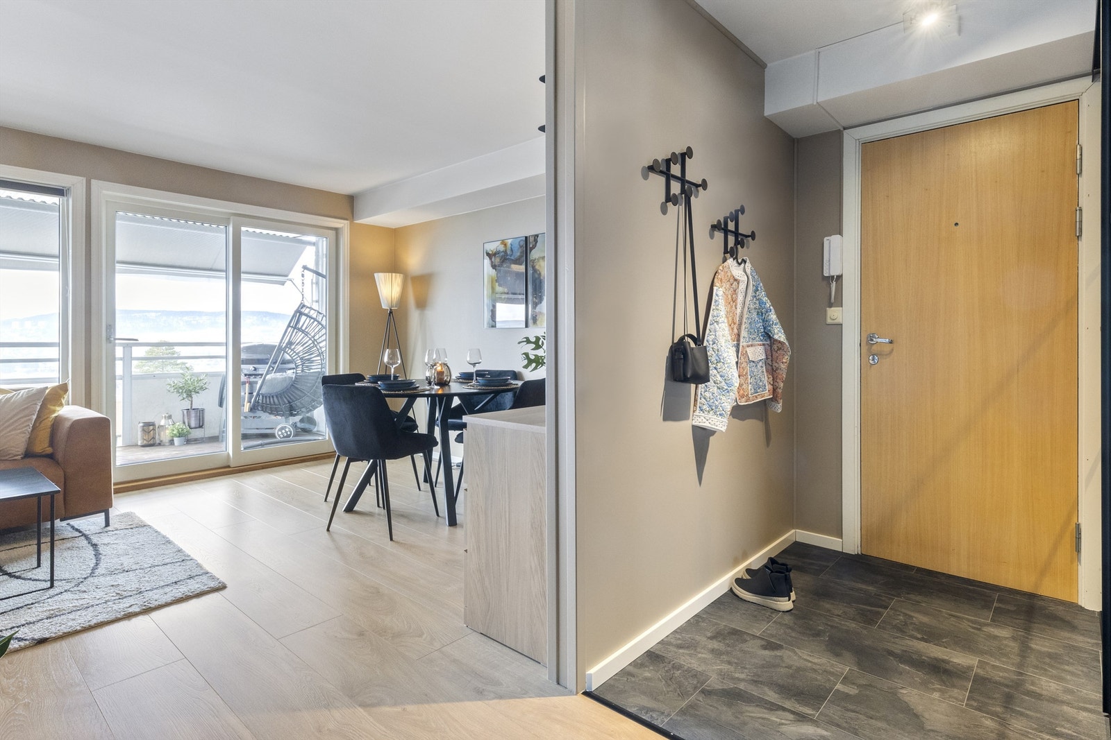Stue med tilgang til entré Galleribilde