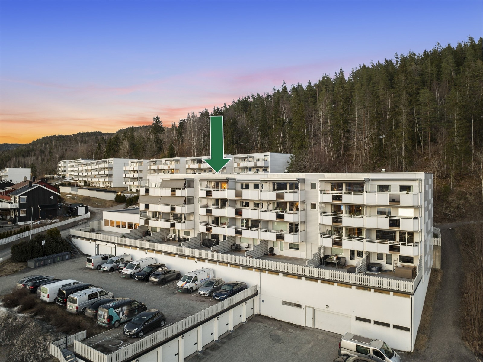 Fast parkeringsplass med el-billader fra 2023 i felles garasje (øvre del). Galleribilde