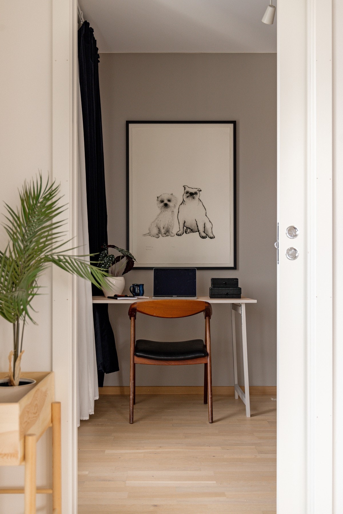 Soverom 3 har adkomst via stuen og er i dag innredet som hjemmekontor/gjesterom Galleribilde