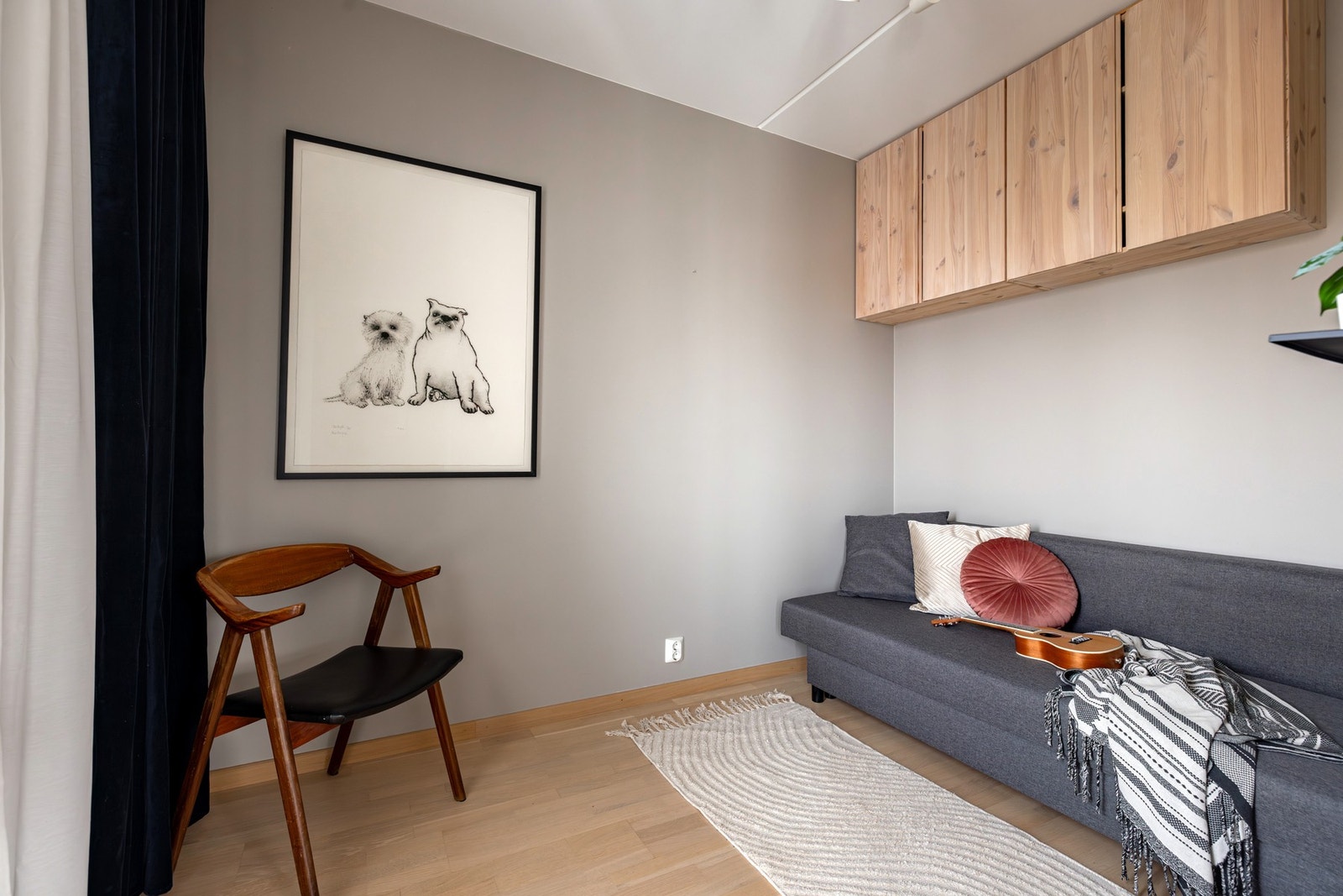 Fin plass for en sovesofa og lagringsplass i veggmonterte skap Galleribilde