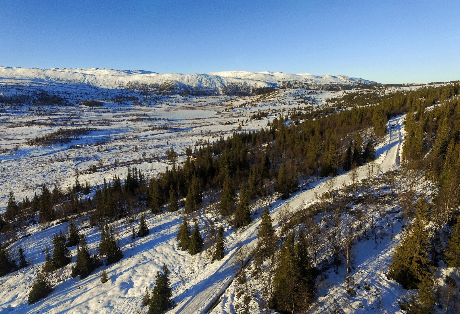 Her får du ypperlige solforhold med sol fra morgen til kveld, samt fantastisk utsikt mot Imlevatn og omkringliggende fjellpartier. Galleribilde