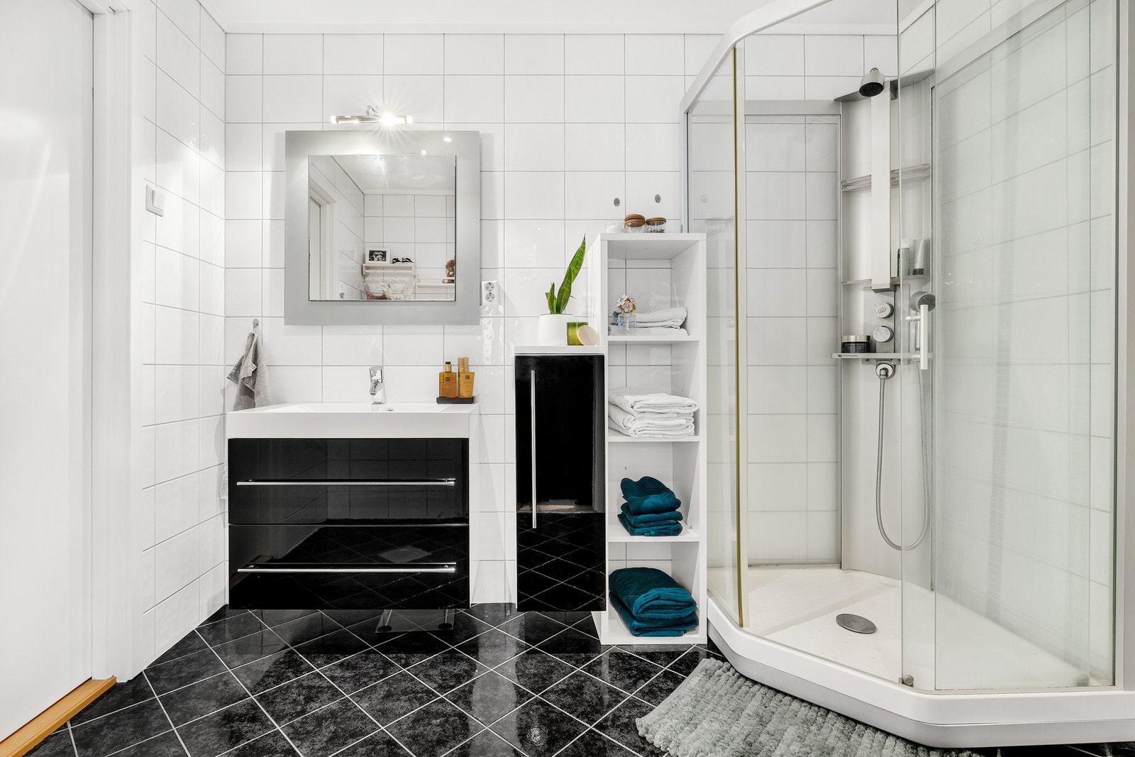 Romslig bad med direkte innngang til soverom. Galleribilde