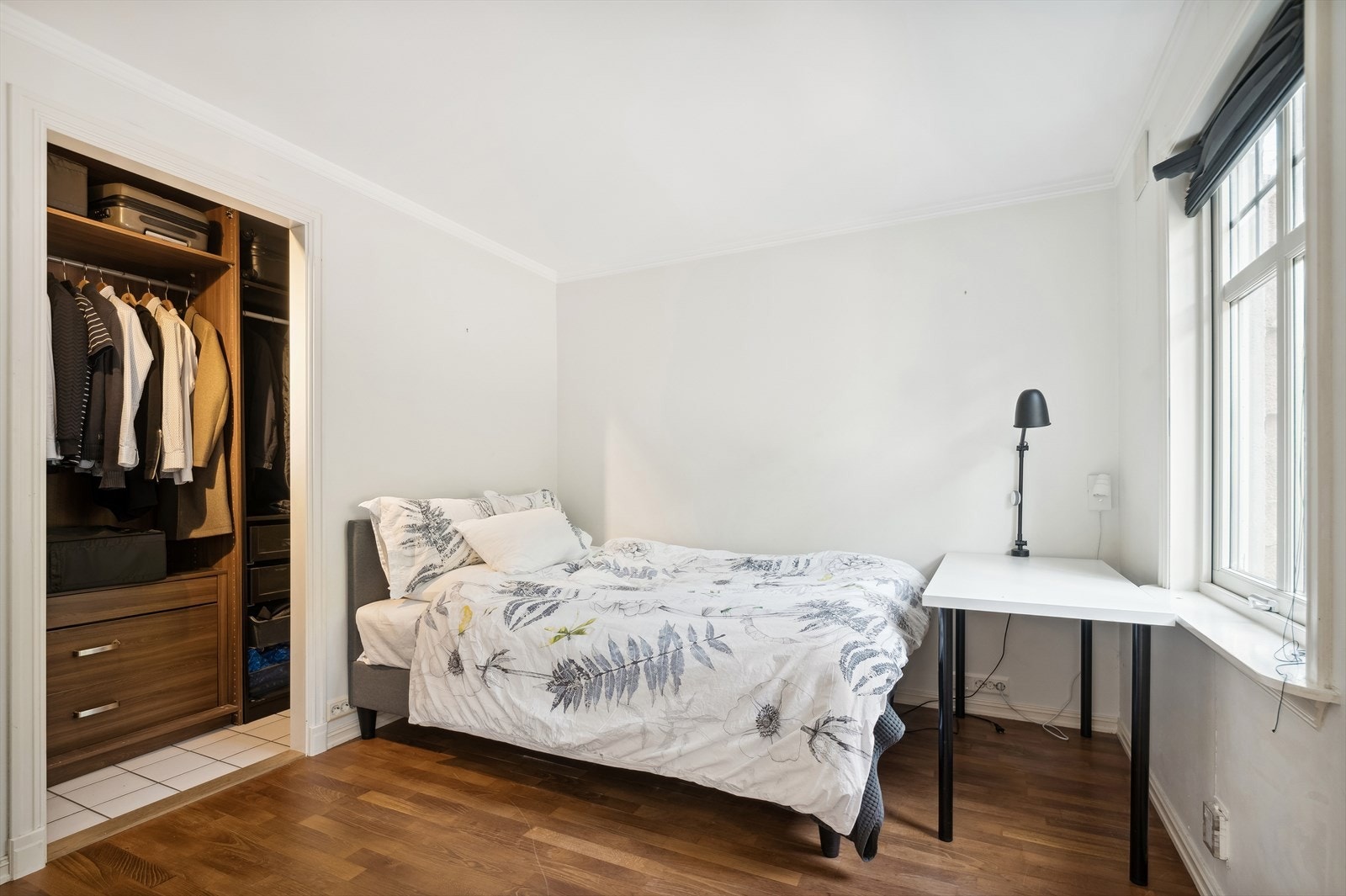 Soverom med walk - in closet i hybel 2. Galleribilde
