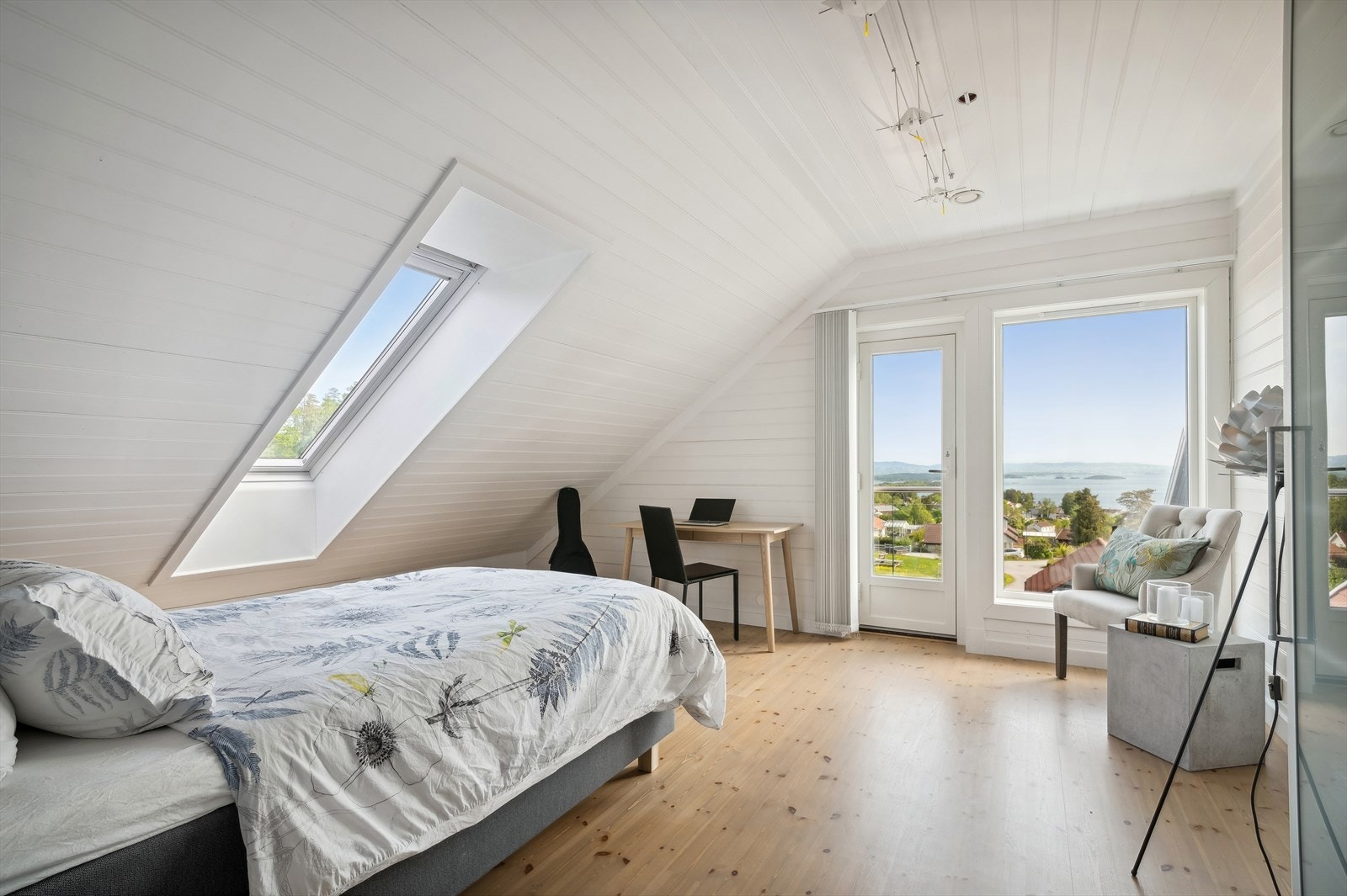 Soverom med takvindu. Nydelig utsikt over Oslofjorden. Galleribilde