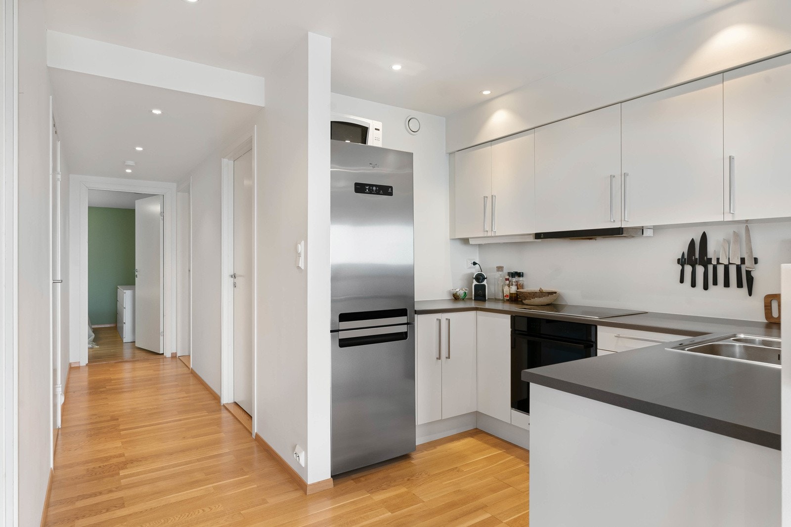 Rikelig med skap- og benkeplass. Galleribilde