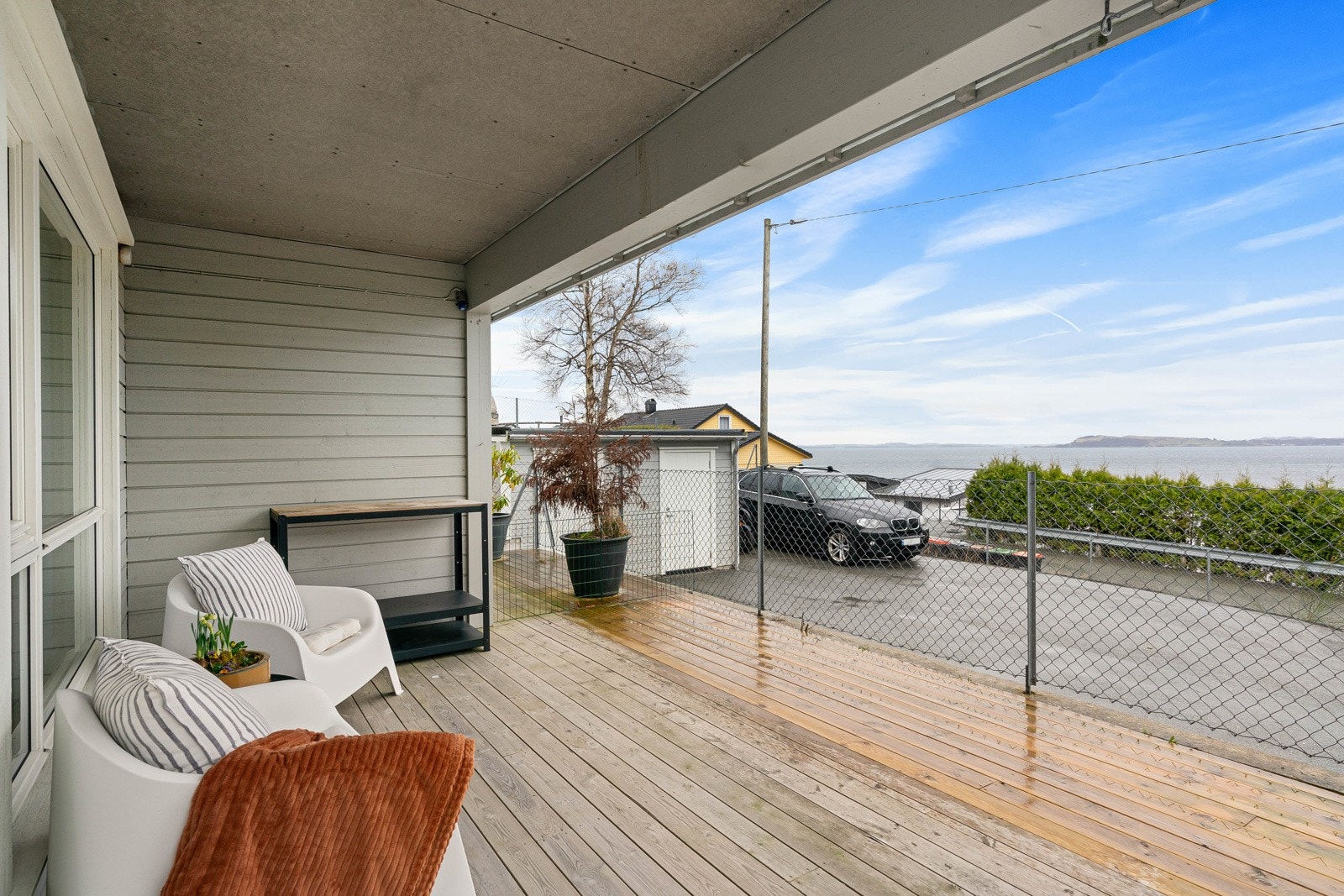 Leiligheten har en lun uteplass med nydelig utsikt og direkte adkomst fra stuen. Galleribilde