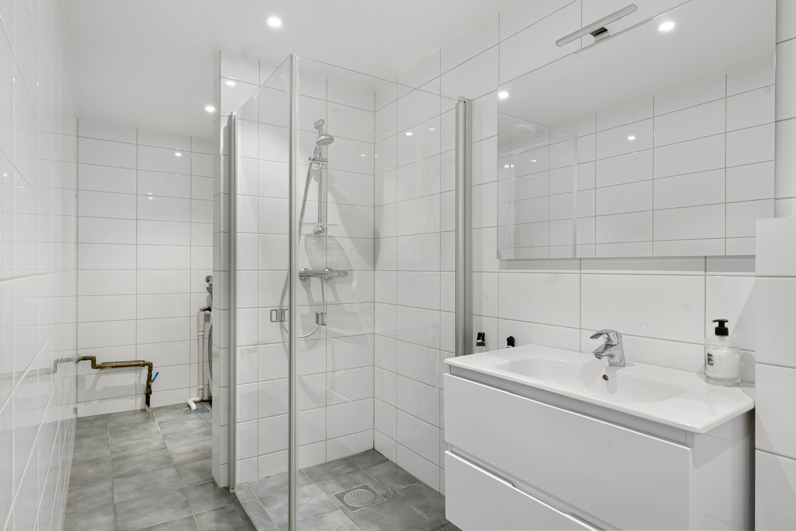 Pent helfliset baderom. Galleribilde