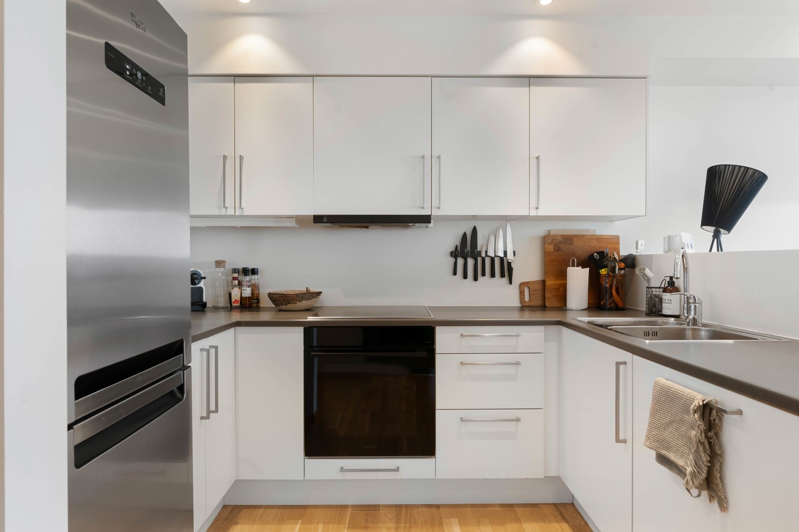 Romslig kjøkken med rikelig arbeidsplass. Galleribilde