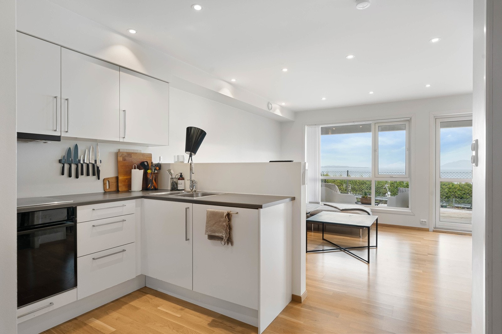 Moderne kjøkken i åpen løsning med stuen. Galleribilde