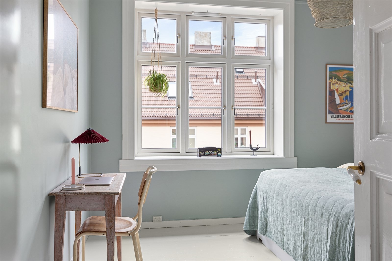 Soverommet har gode lysforhold med lys fra de store vinduene Galleribilde