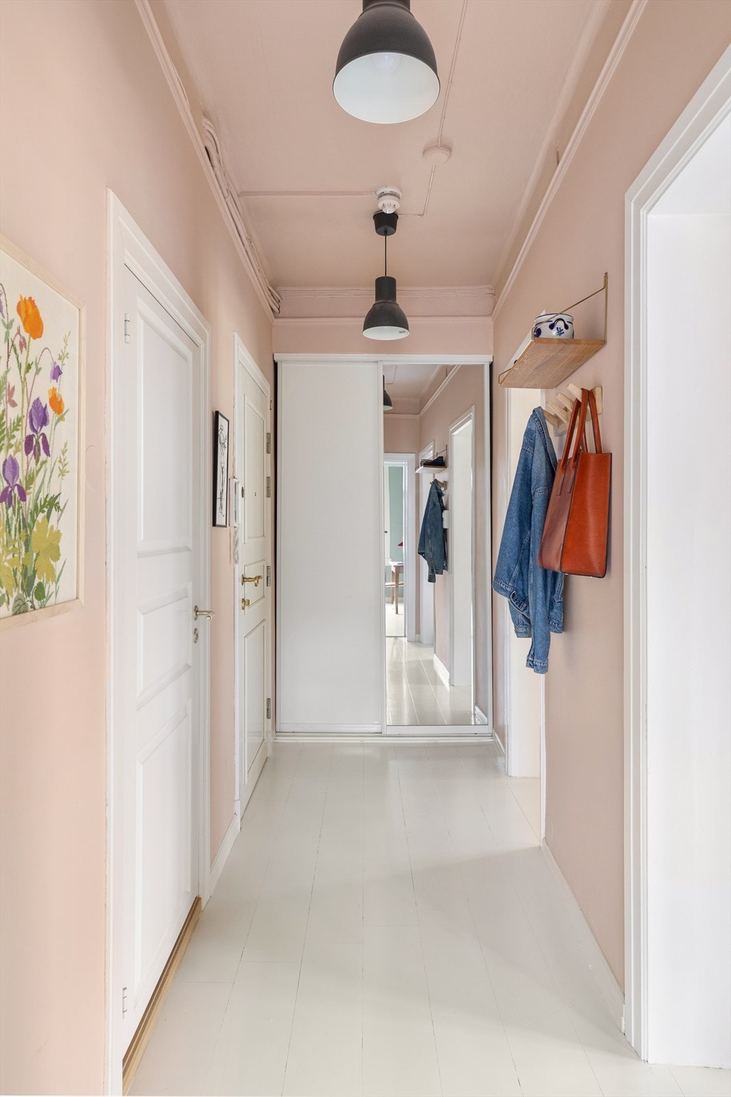 Skyvedørsgarderobe i gangen Galleribilde