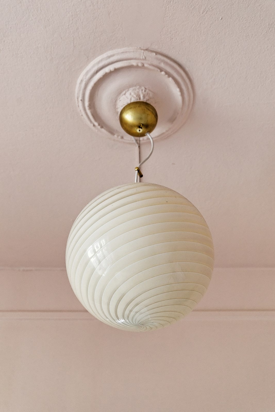 Klassiske detaljer med rosett i stuen Galleribilde