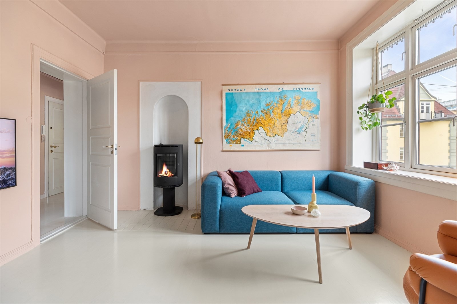 Effektiv peisovn gir en koselig og varm leilighet Galleribilde