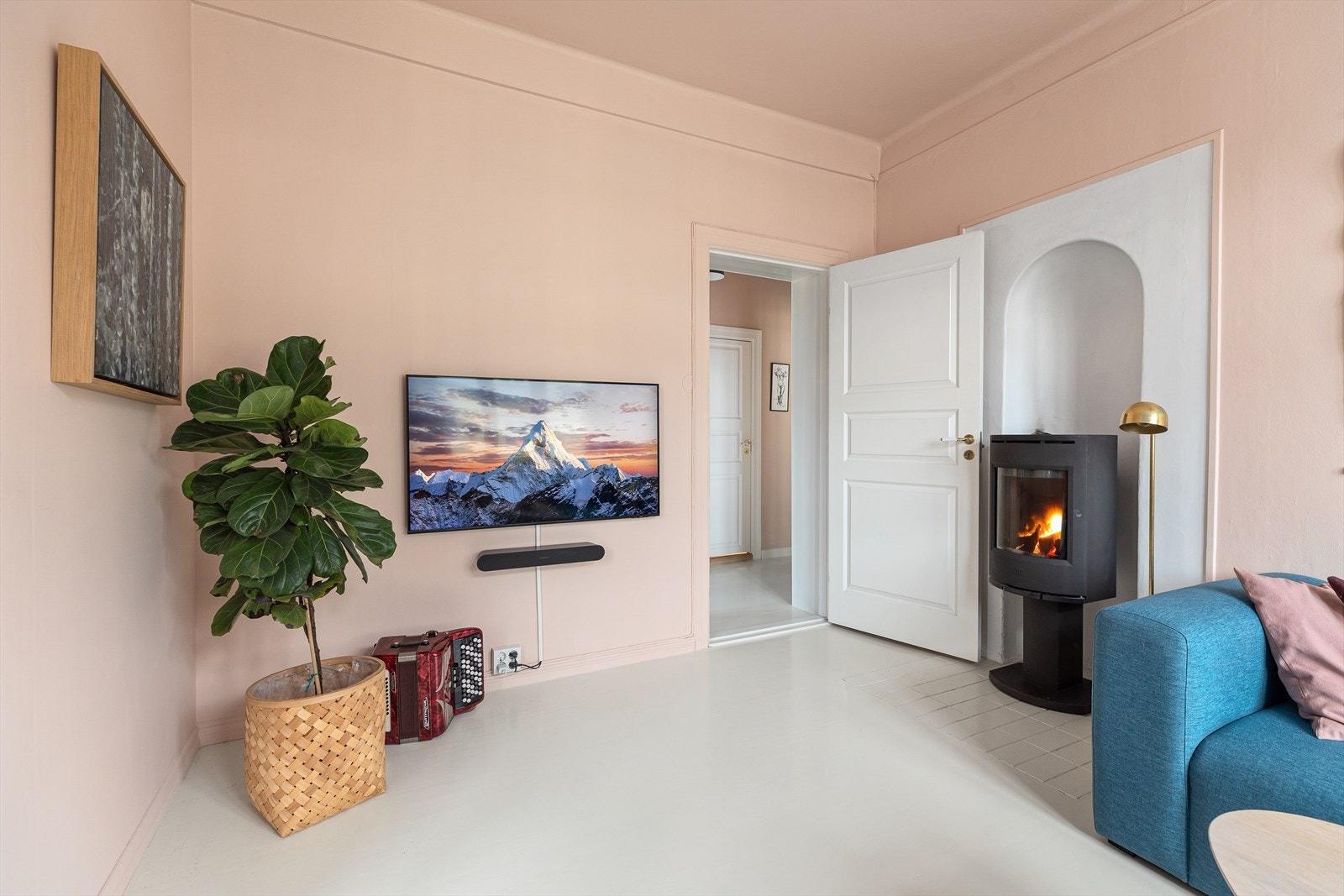 Fin stue med plass til sofagruppe Galleribilde