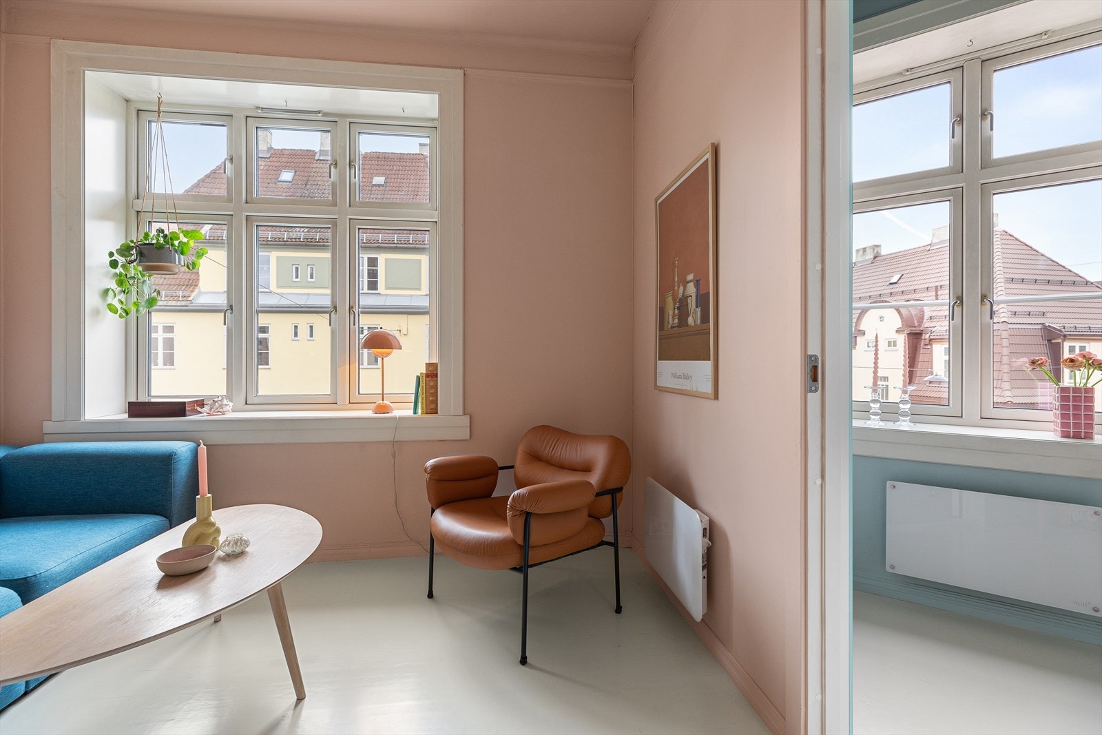 Mye lys i leiligheten fra de store vinduene Galleribilde