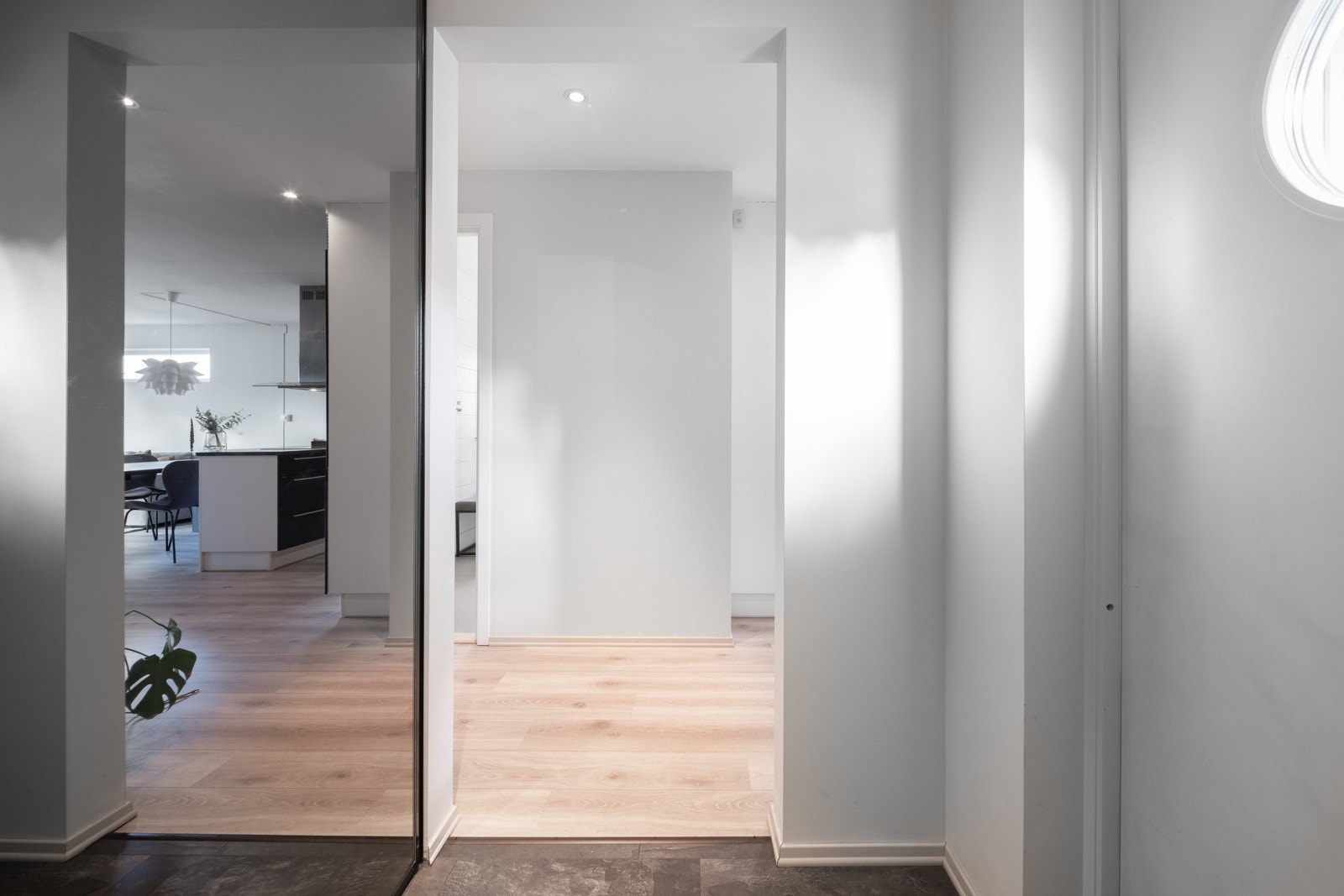 Lys entrè med skyvedørsgarderobe for enkel oppbevaring. Gulvvarme i gang, vaskerom og bad Galleribilde
