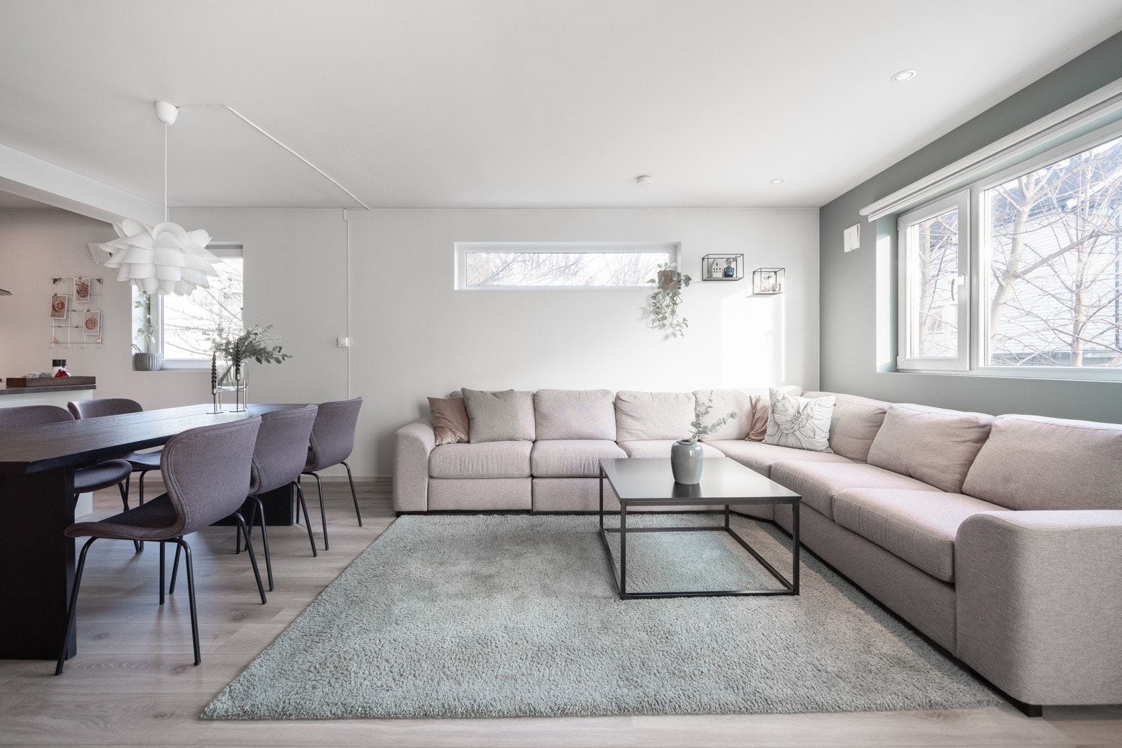 Store vinduer sørger for rikelig med lysinnslipp. Galleribilde