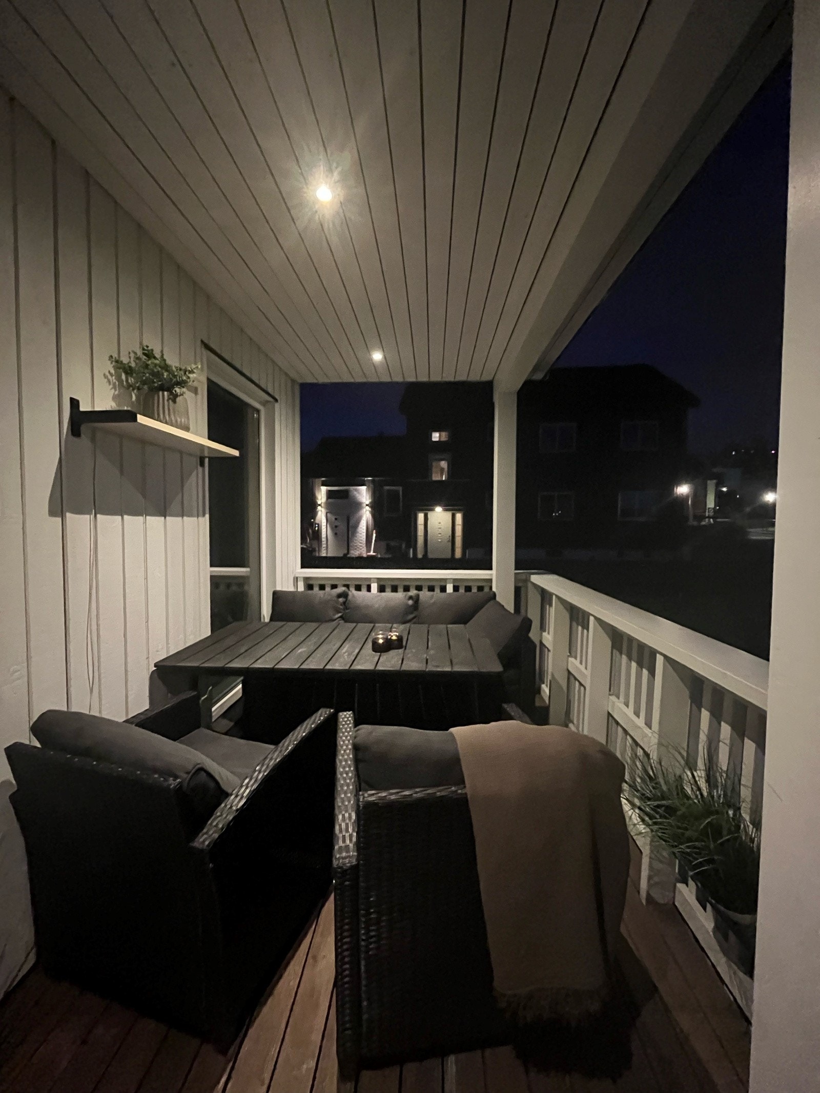 Leiligheten ligger i et rolig og stille område, men samtidig svært sentralt, og med bussstopp like i nærheten.. Galleribilde