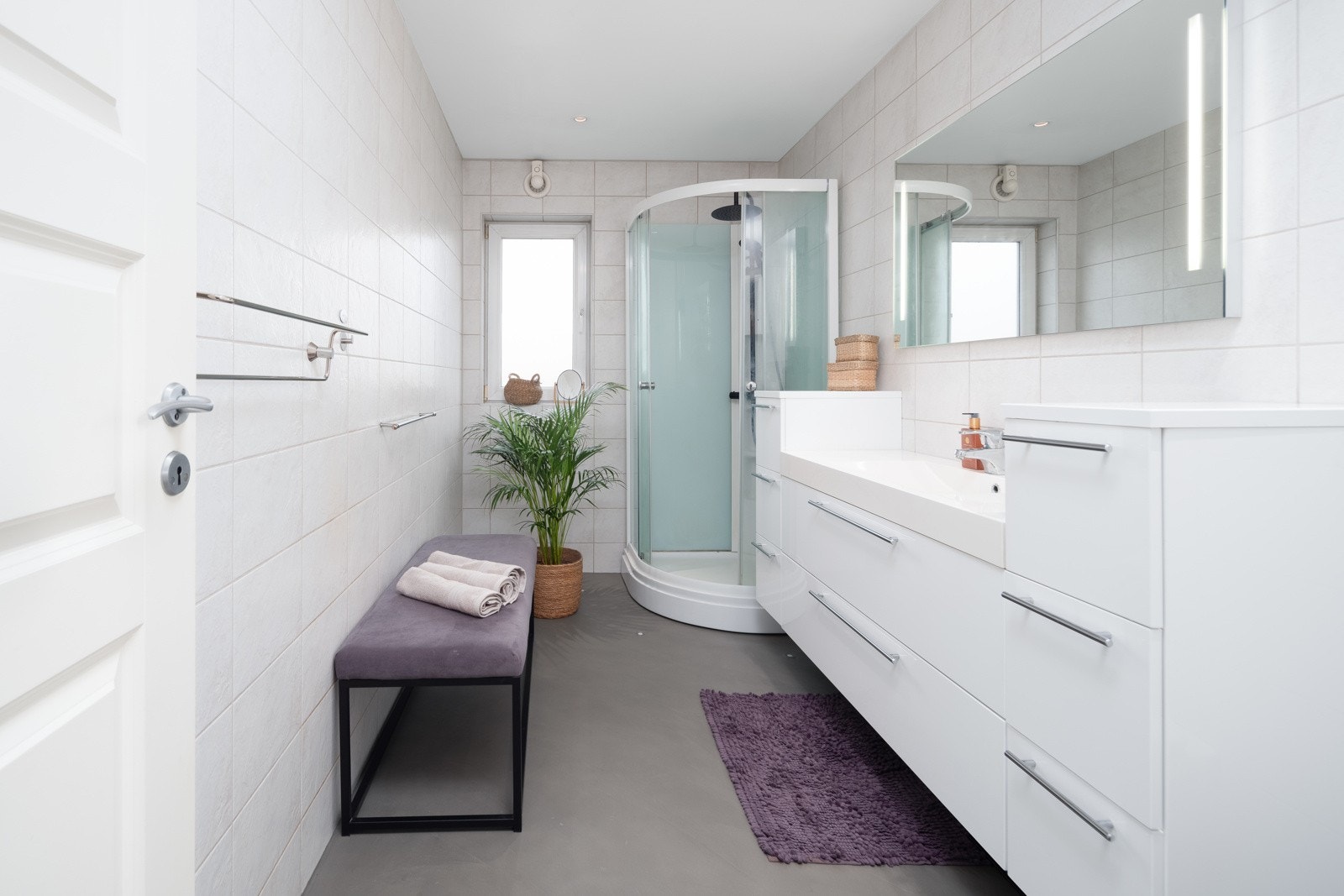 Badet er på 7 kvm. Det er lagt ny mikrosement på baderomsgulvet i 2024. Galleribilde