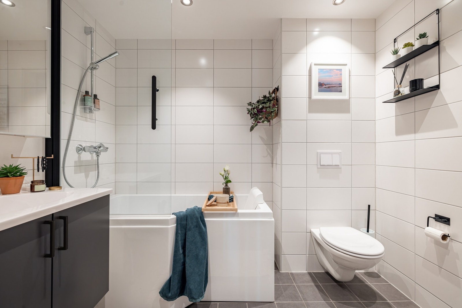 Det ene badet har i tillegg badekar Galleribilde