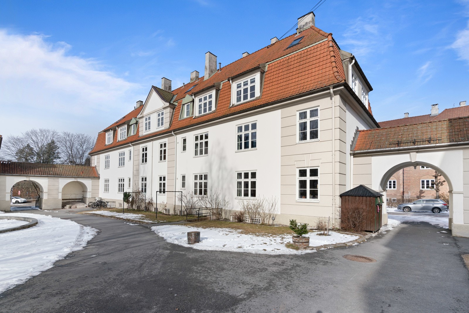 Bygårdens fasade, som er preget av sin ærverdige historie, har et preg det attraktive og rolige boligområdet med sin klassiske arkitektur og velholdte utseende. Galleribilde