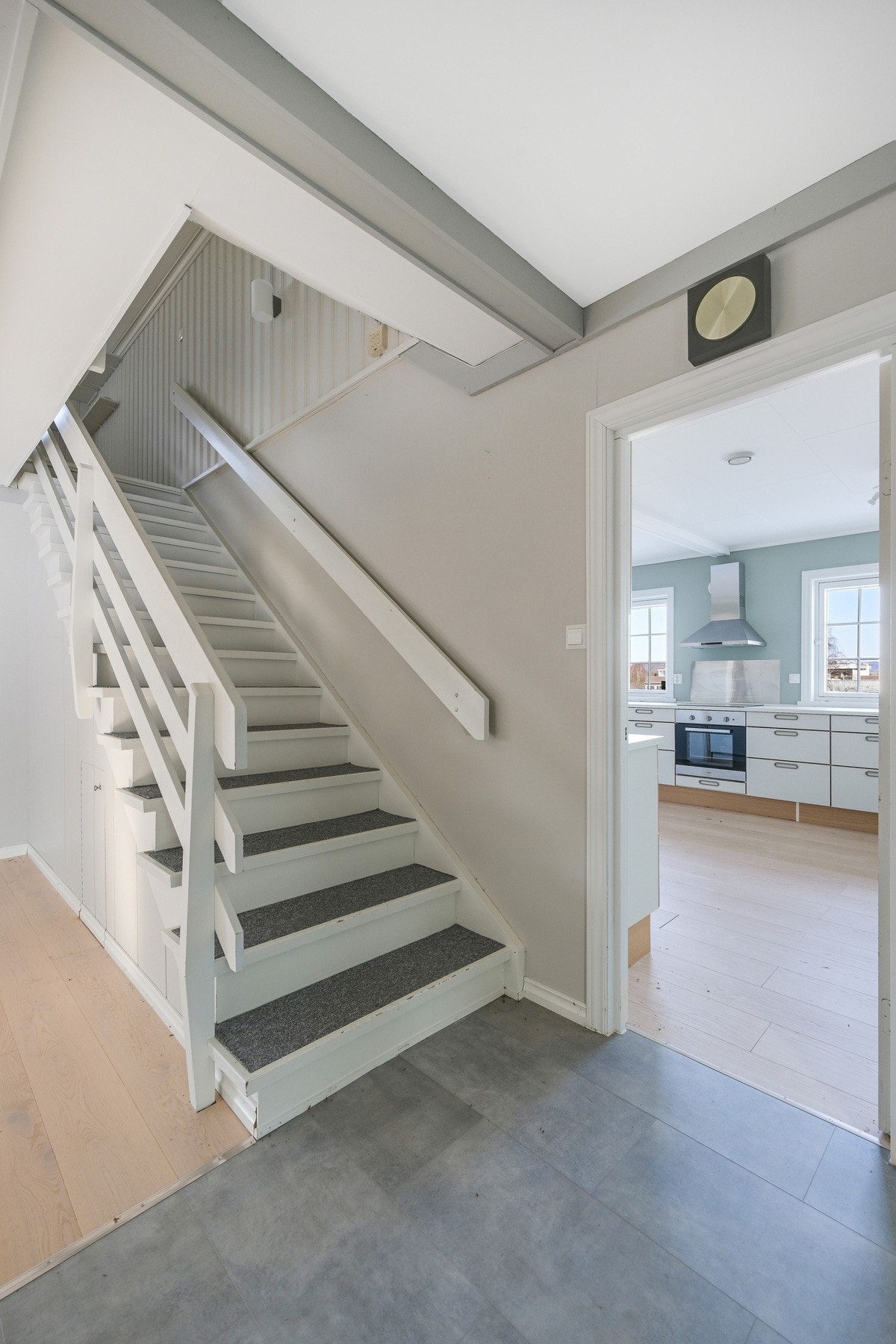 Gang med trapp opp til 2. etasje. Galleribilde