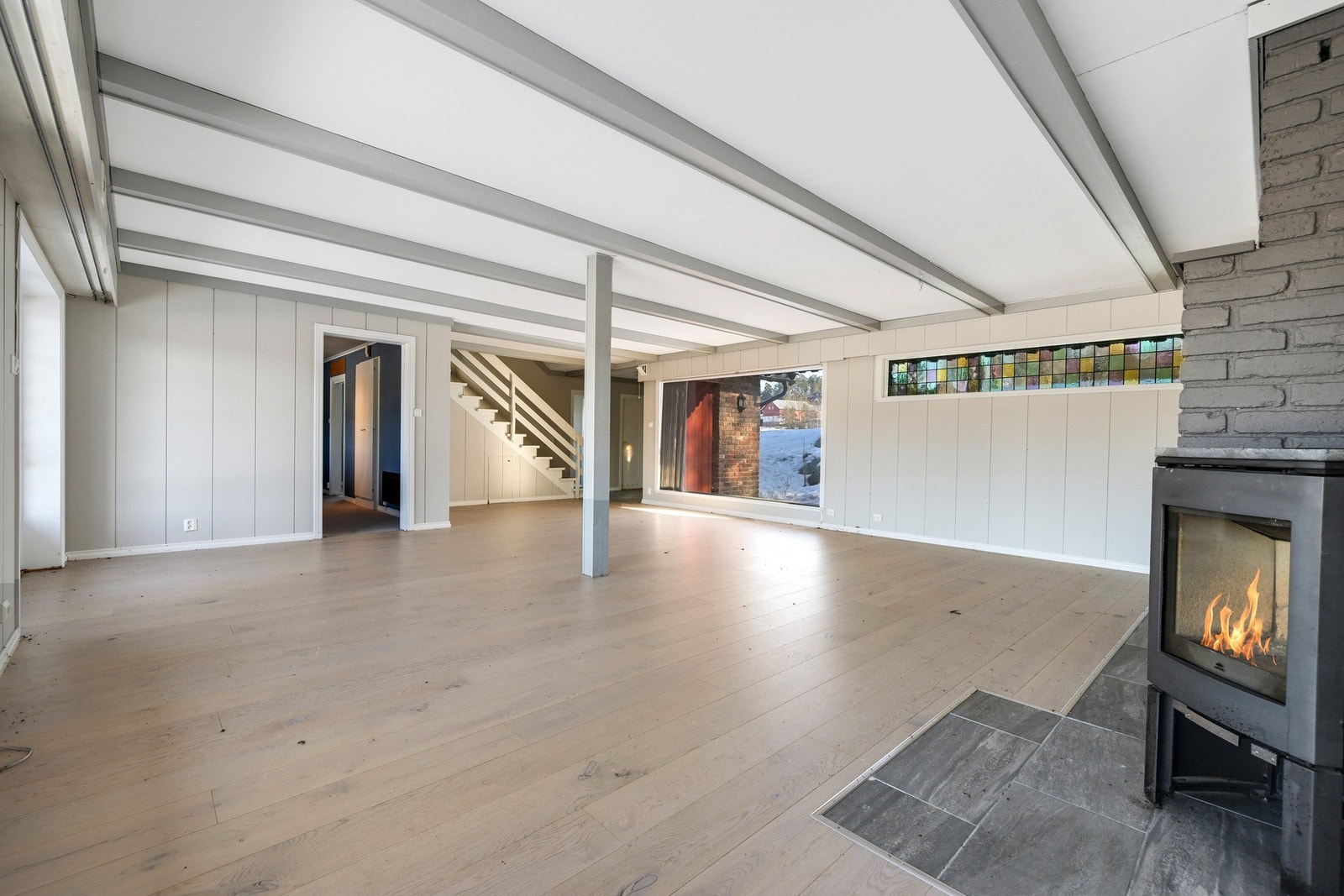 Romslig stue. Galleribilde