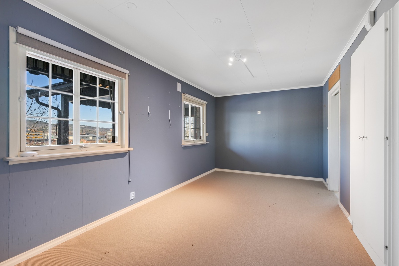 Soverom i 1. etasje. Kan også brukes som stue/spisestue. Galleribilde