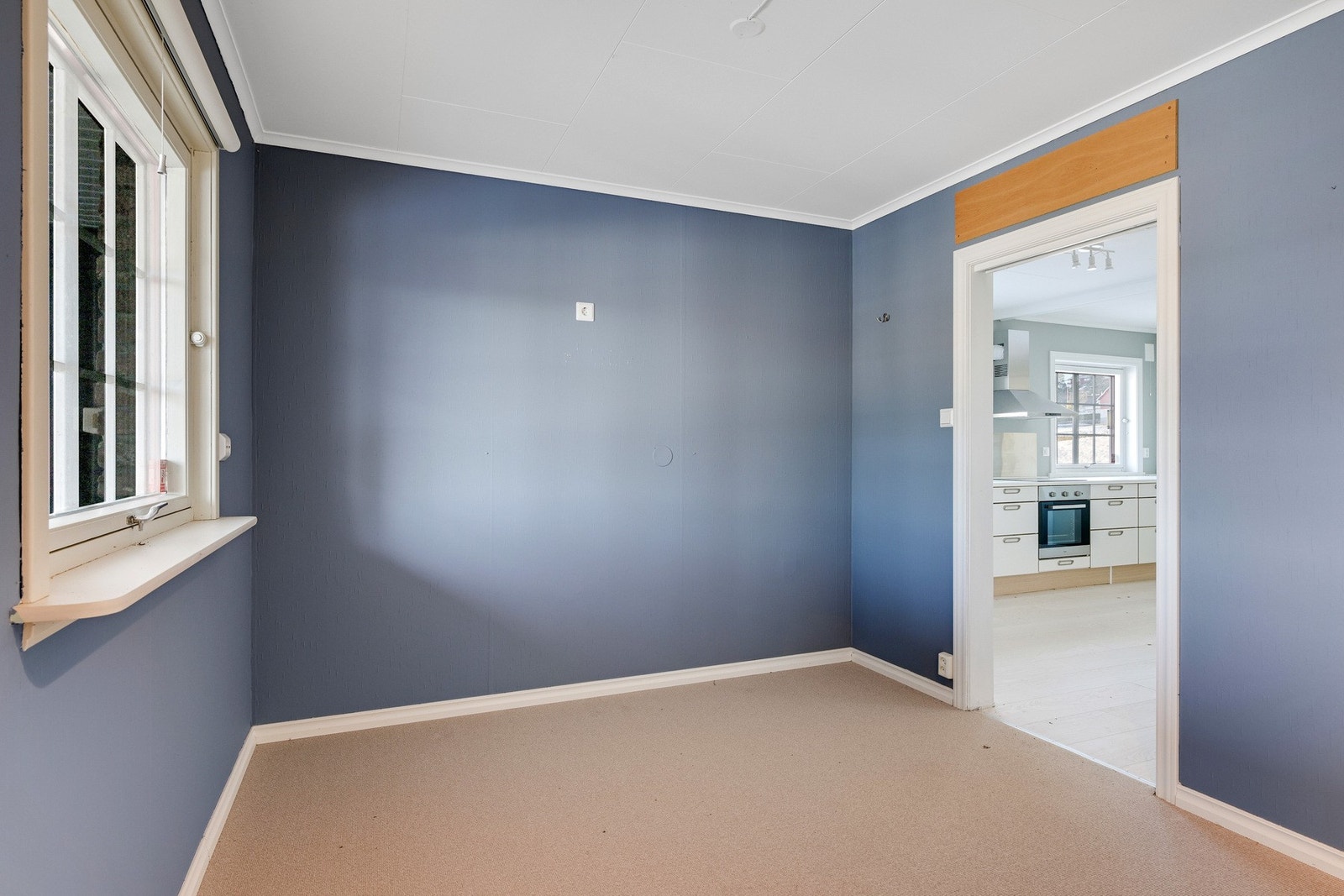 Soverom i 1. etasje. Kan også brukes som stue/spisestue. Galleribilde