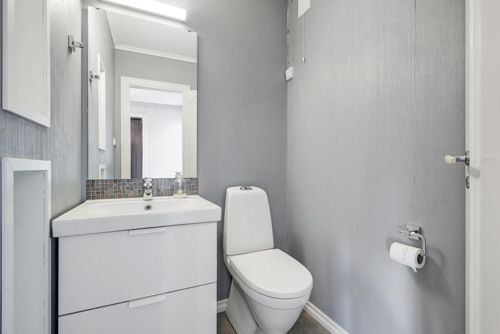 Separat toalett i 1. etasje. Galleribilde