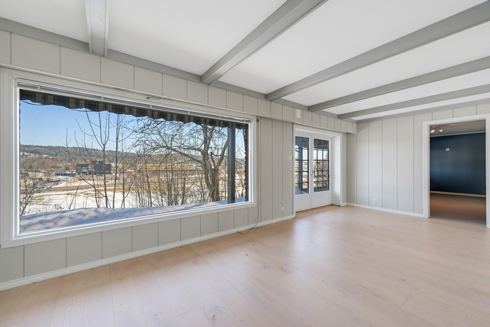 Romslig stue med utsikt. Galleribilde