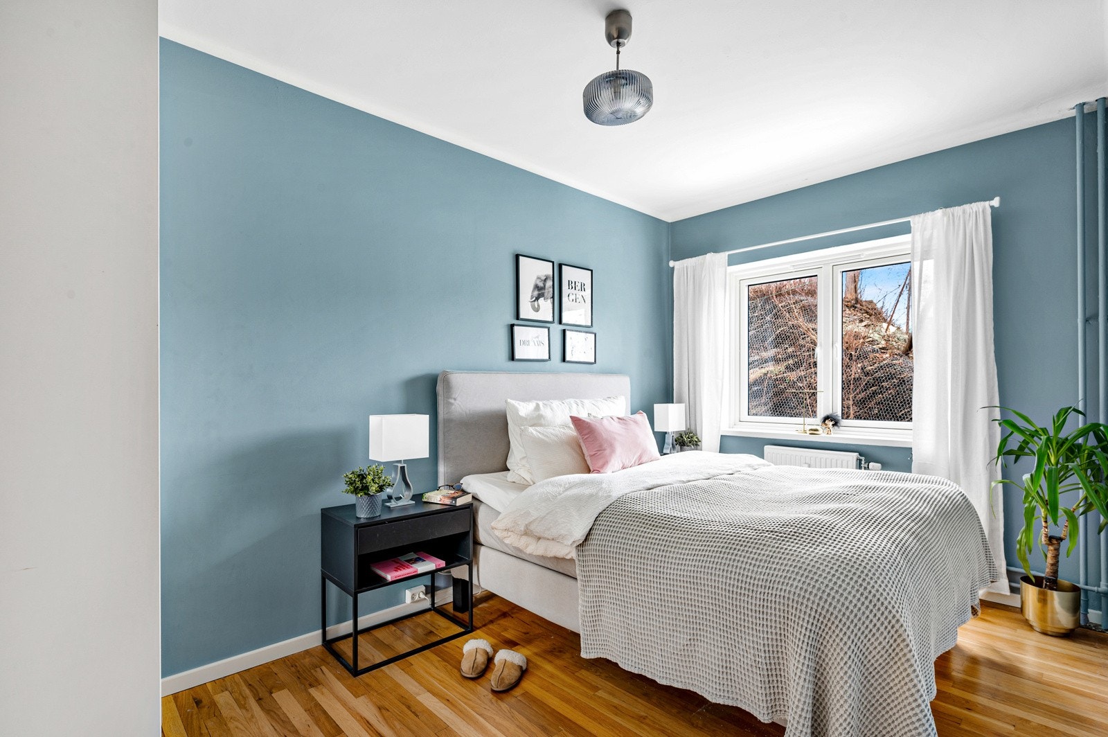 Leiligheten har to gode soverom, plassert på hver sin side av leiligheten. Galleribilde