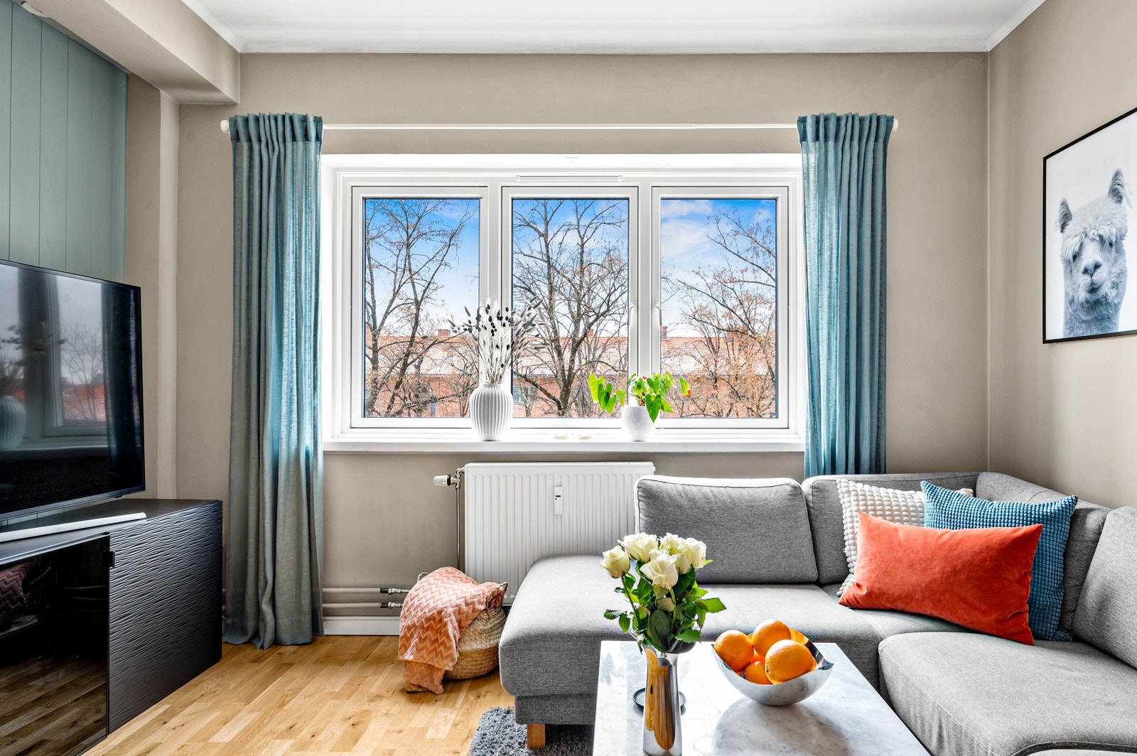 Her vil du få en stor stue med flere møbleringsmuligheter og store vinduskarmer som slipper inn godt med lys! Galleribilde