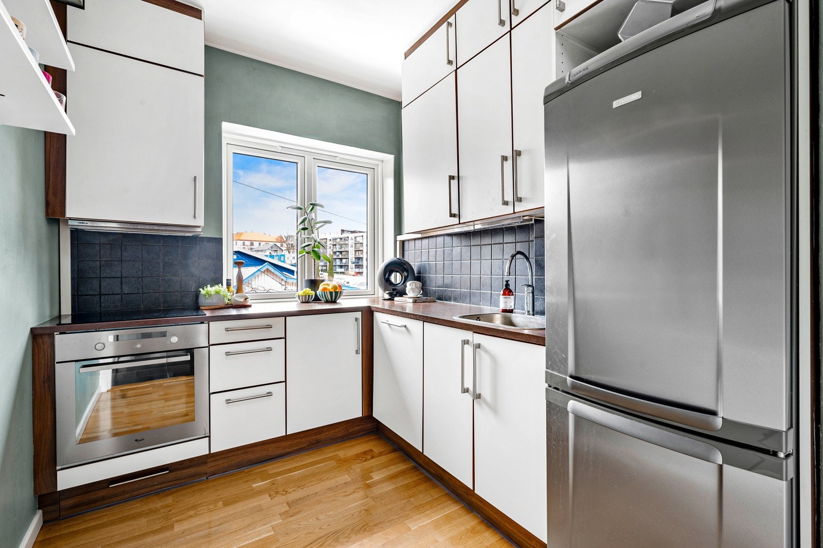 Kjøkkenet er utstyrt med integrert oppvaskmaskin, stekeovn, induksjonstopp og frittstående kjøleskap. Galleribilde