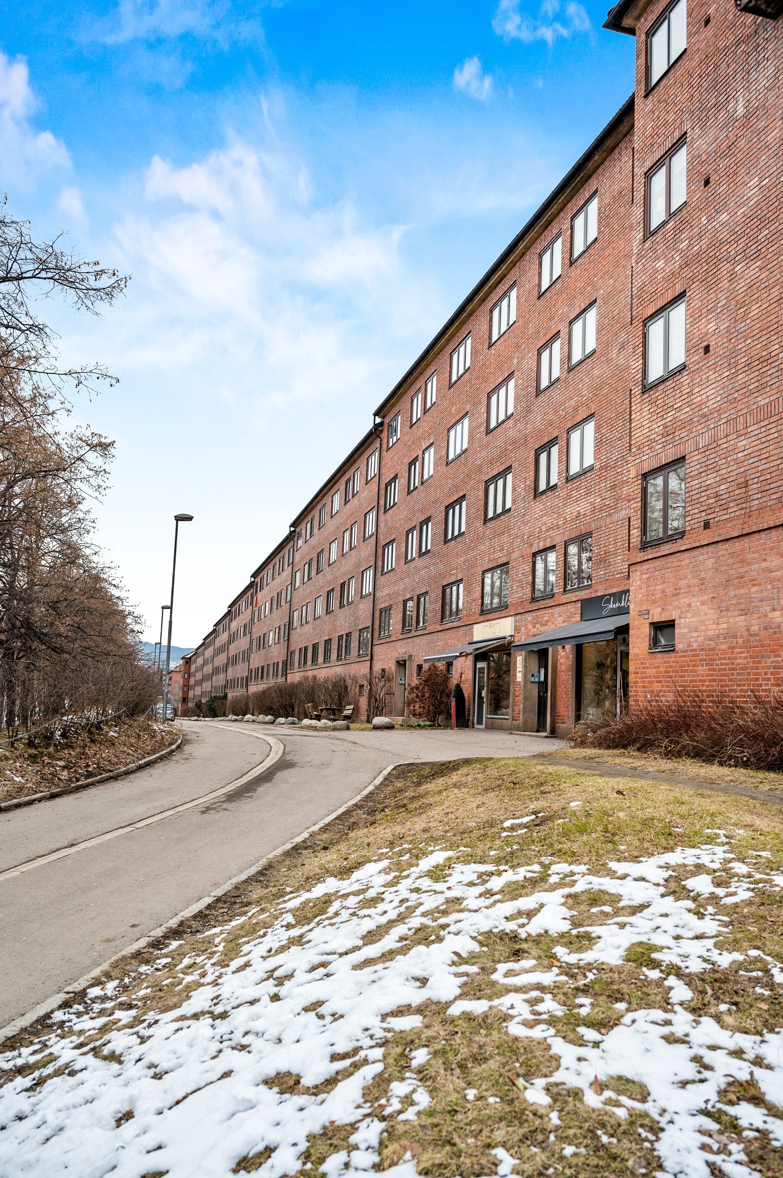 På sommerstid er sameiet omkranset av flotte grøntarealer og store trær! Galleribilde