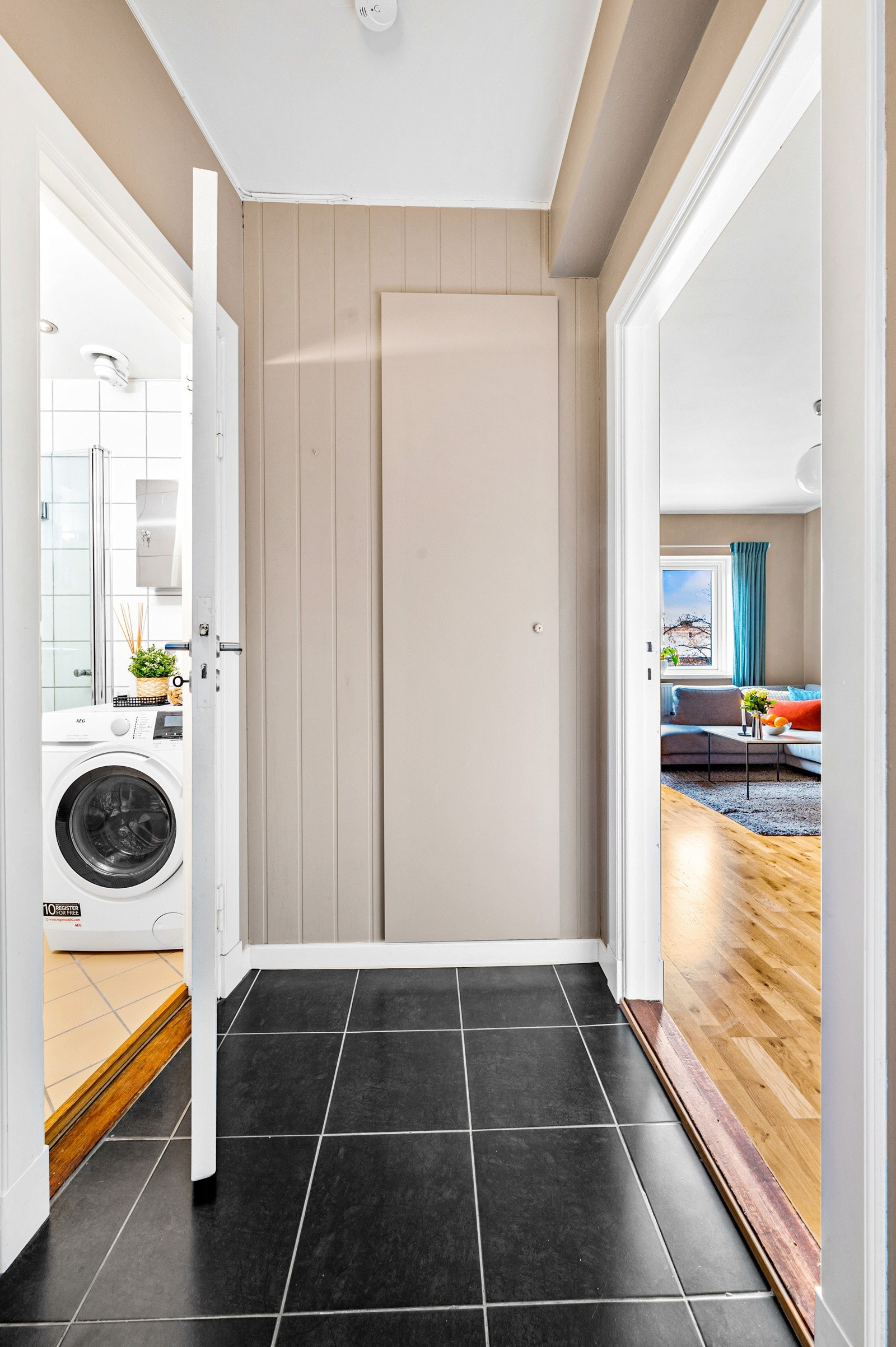 Med innebygget garderobeskap/kott i entréen, vil du få en praktisk oppbevaringsplass til alt fra ytterjakker og skjerf, til vaskeutstyr og støvsuger. Galleribilde