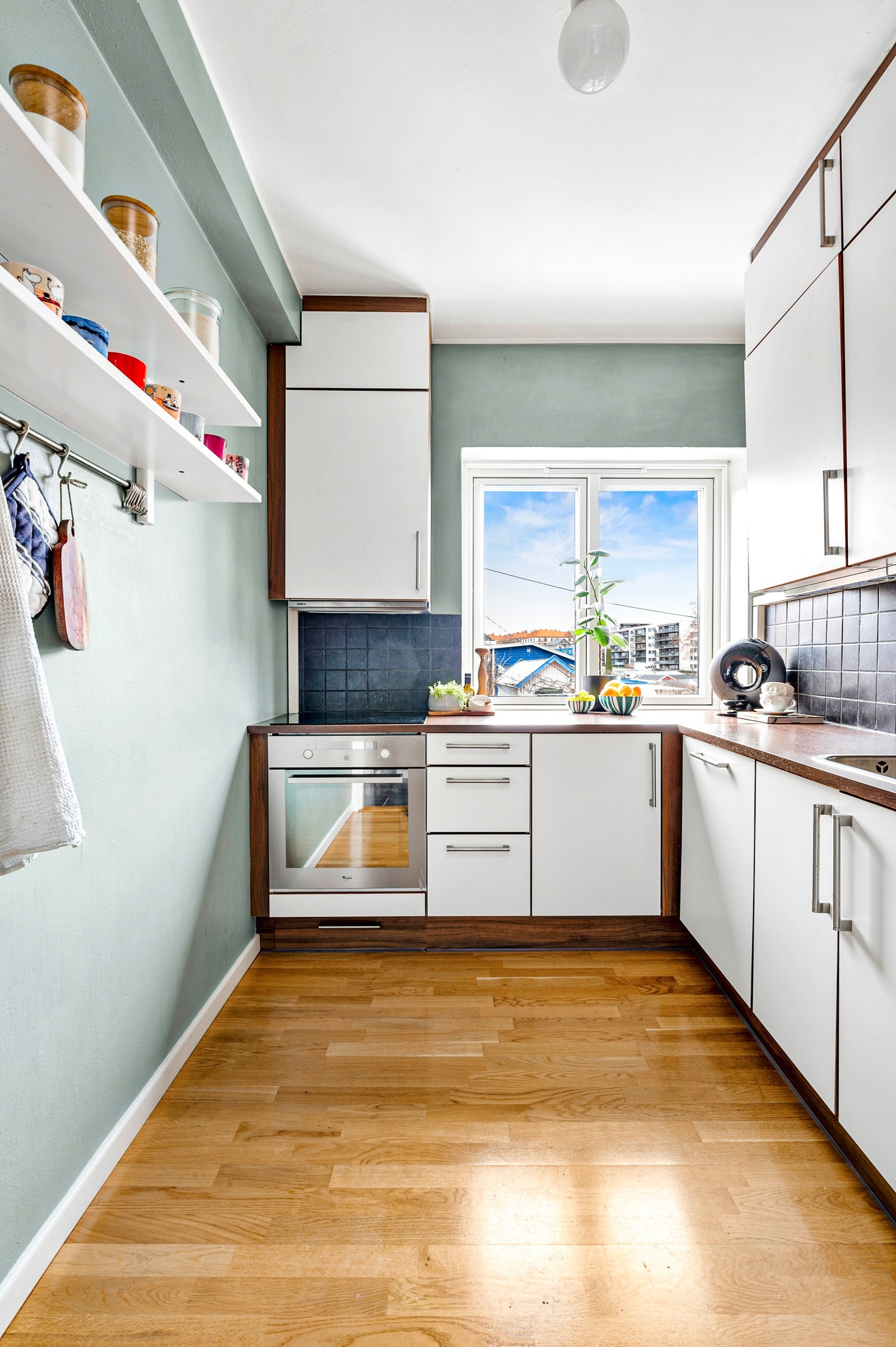 Kjøkkenet er praktisk plassert i eget rom, hvor du har kvalitetsinnredning fra HTH (2011). Galleribilde