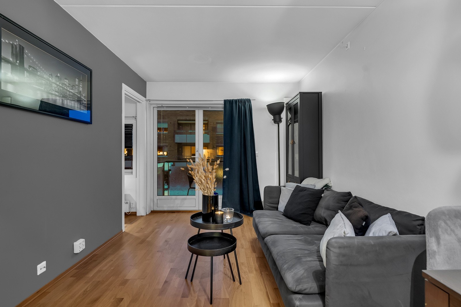 Leiligheten er lys og trivelig med store vindusflater som bringer rikelig med naturlig lys inn i leiligheten. Her kan du sette deg ned og slappe av med en spennende film eller lese en god bok. Galleribilde