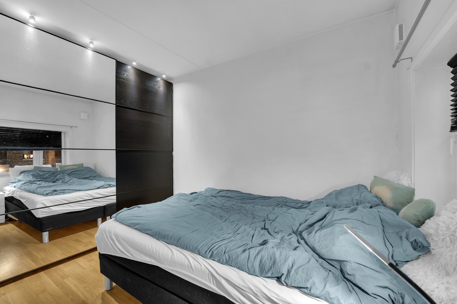 Her har du god plass til stor seng og skyvedørsgarderobe for oppbevaring av tøy og diverse. Galleribilde