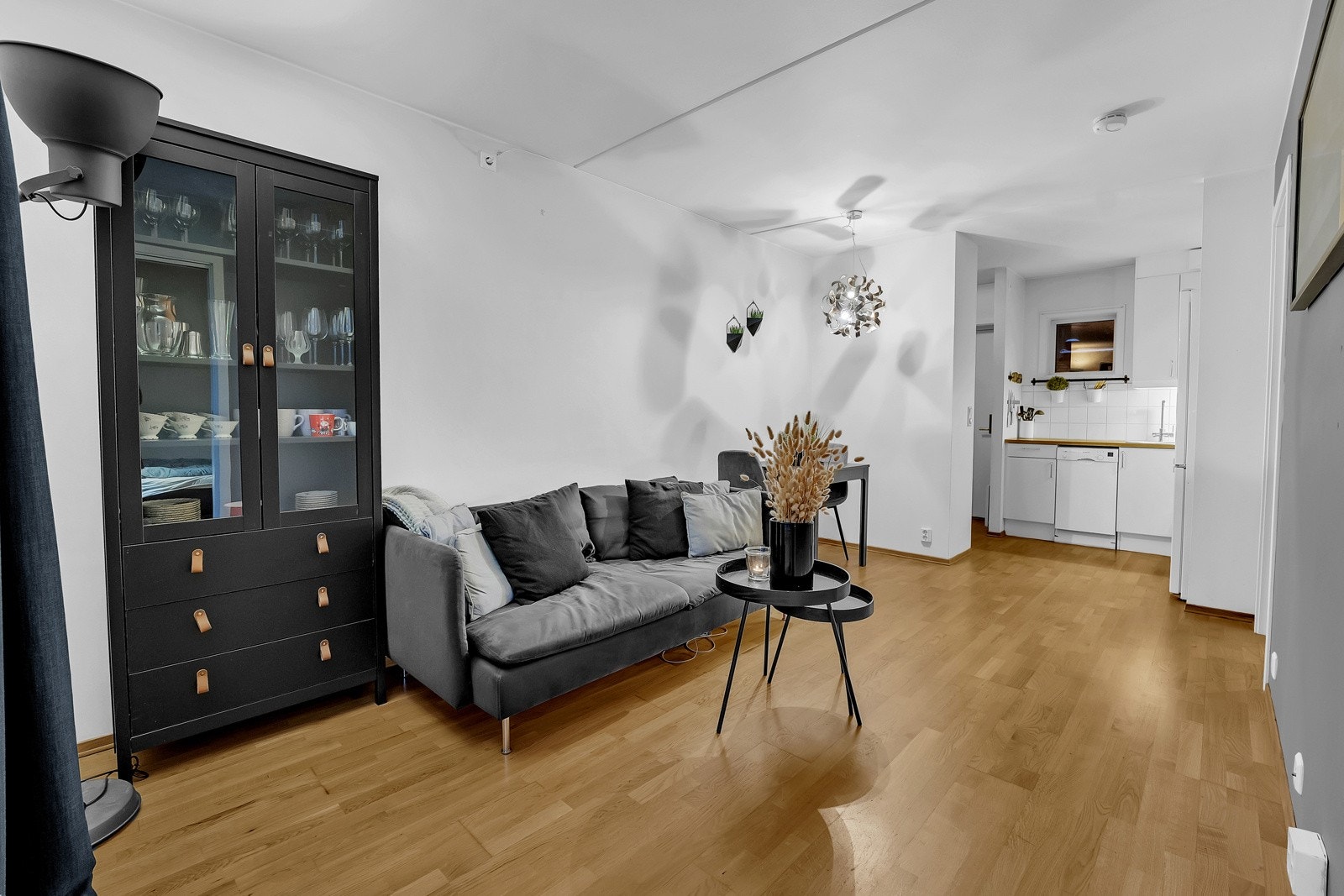I stuen kan du blant annet innrede med sofa, stuebord, spisebord og stoler, TV- og benk. Galleribilde