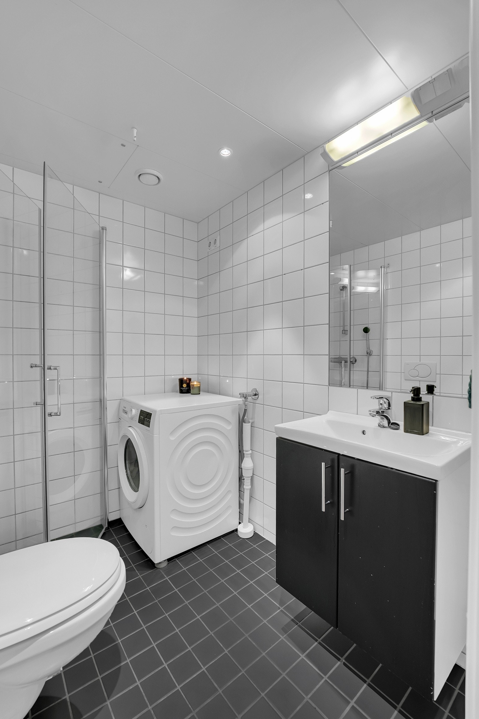 Det er opplegg for vaskemaskin og tørketrommel på badet. Galleribilde