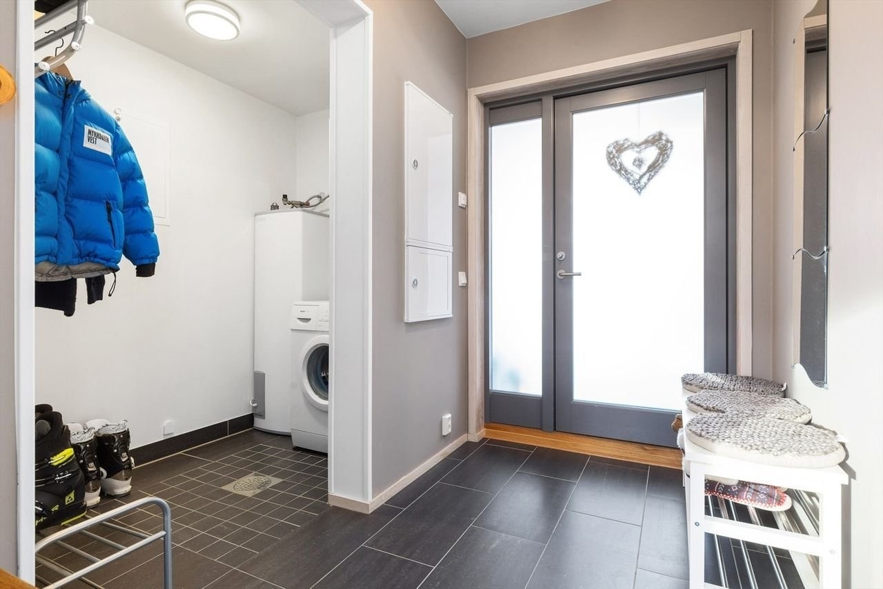 Gang med vaskeromsdel. Varmekabler i gulv. Galleribilde