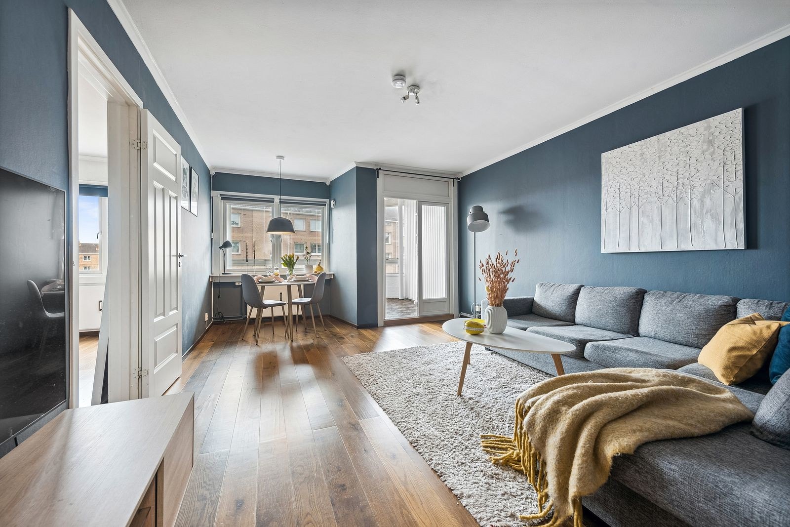 De store vindusflatene slipper inn rikelig med lys og skaper en herlig atmosfære i stuen. Galleribilde