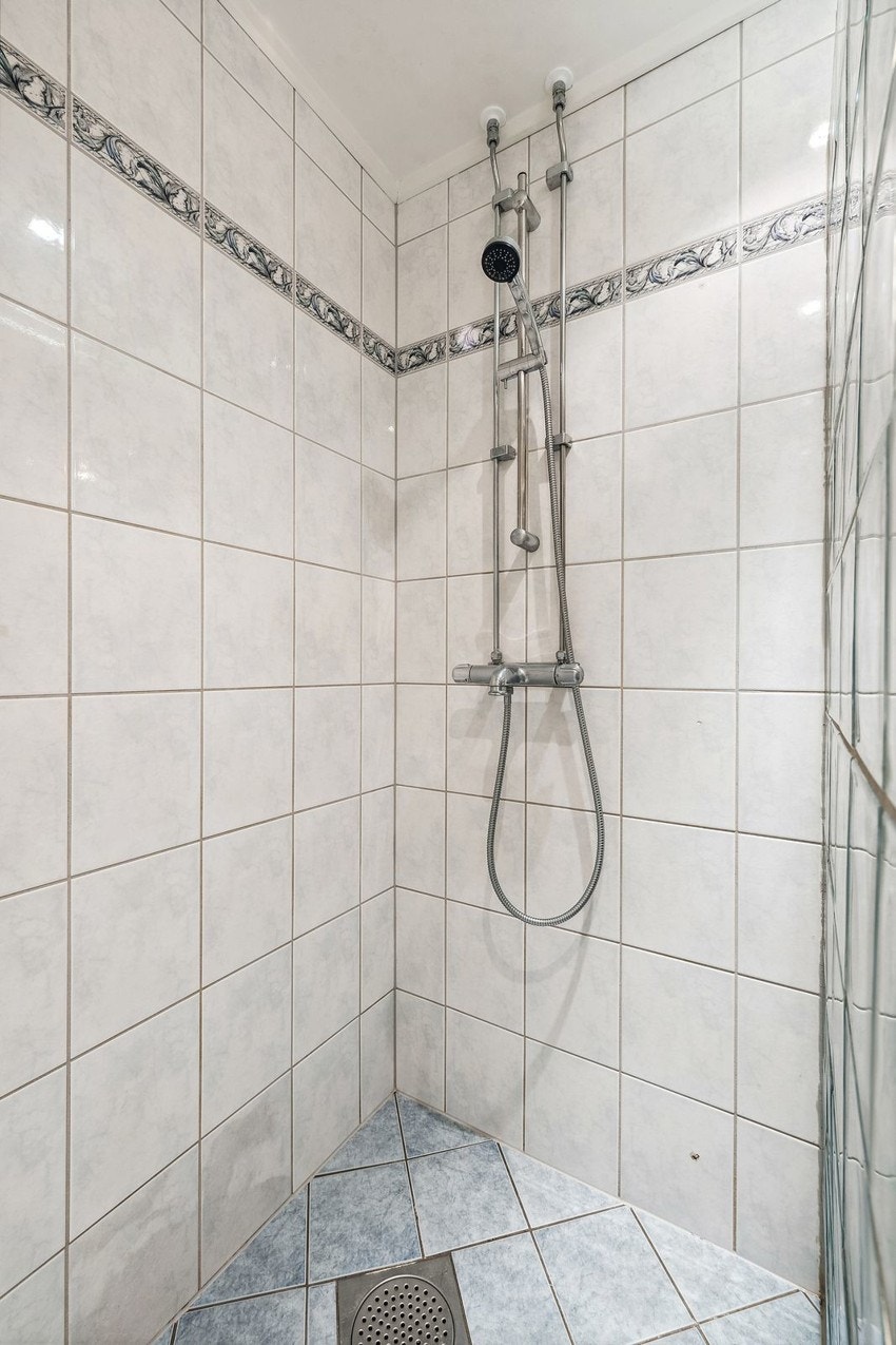 Badet inneholder dusjhjørne avgrenset med glassbyggerstein ( dusj rett på gulv), wc, servant med ett-greps blandebatteri, belyst speil på vegg, belysning med spotter og opplegg for vaskemaskin. Galleribilde