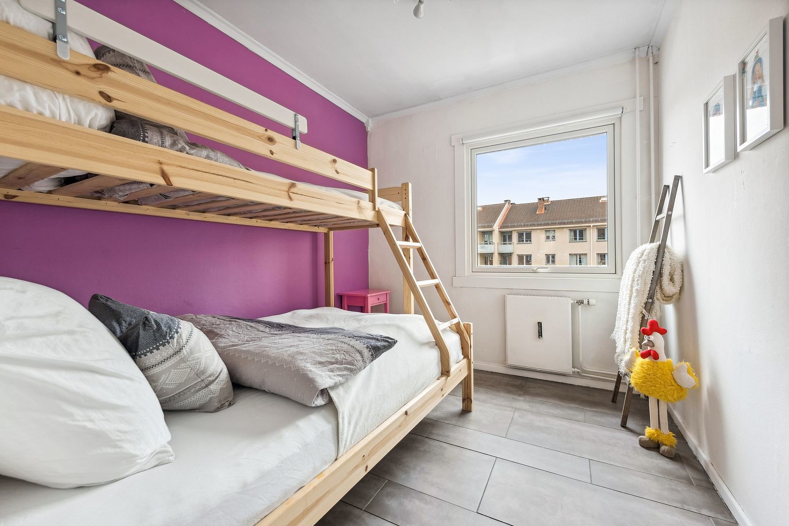 Soverom 2 - Soverommet vender mot rolige omgivelser - her sover du helt uforstyrret. Galleribilde