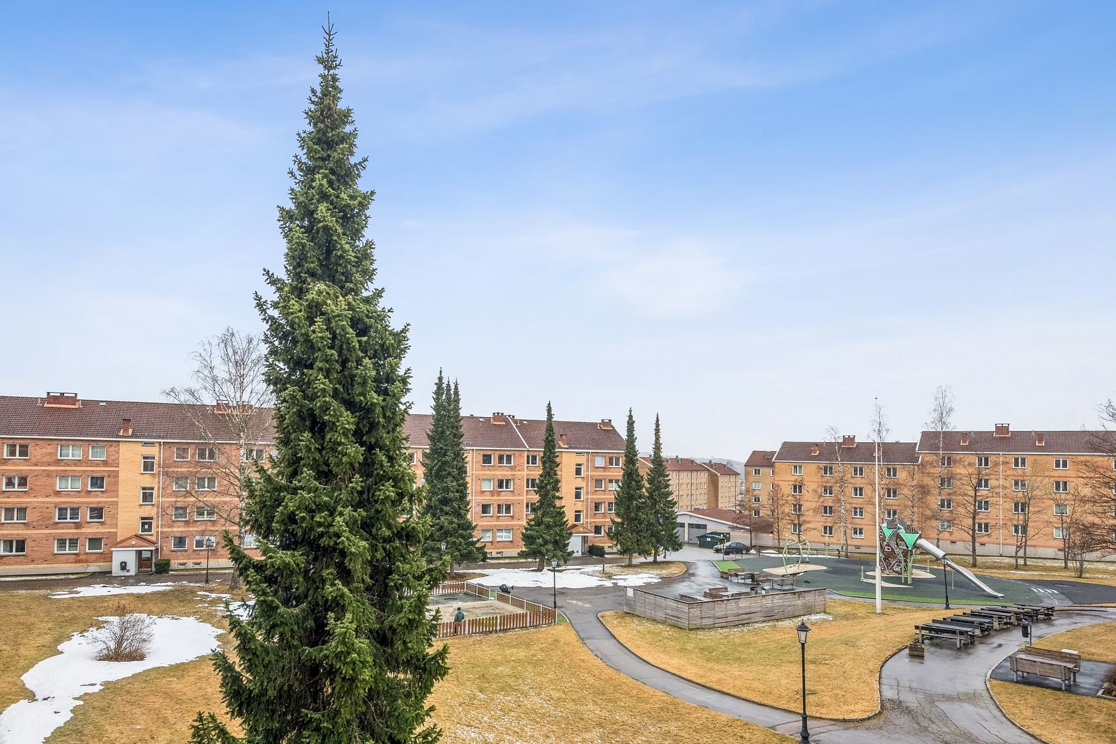 Flott utsikt mot nærområde fra balkongen. Galleribilde